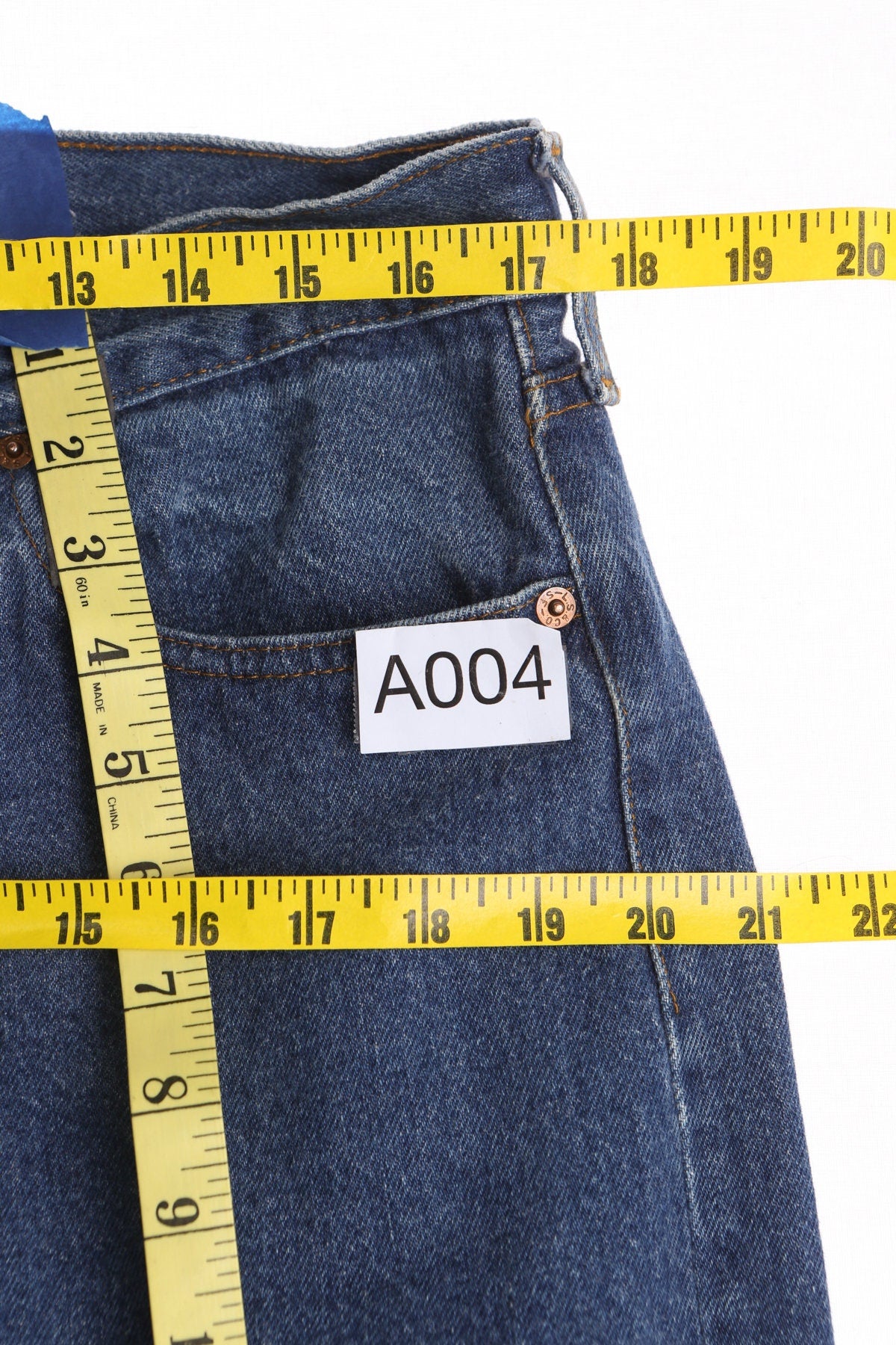 Vintage Jeans / 501 / Levi's / Medium Wash / Made in USA / 1980s - 1990s