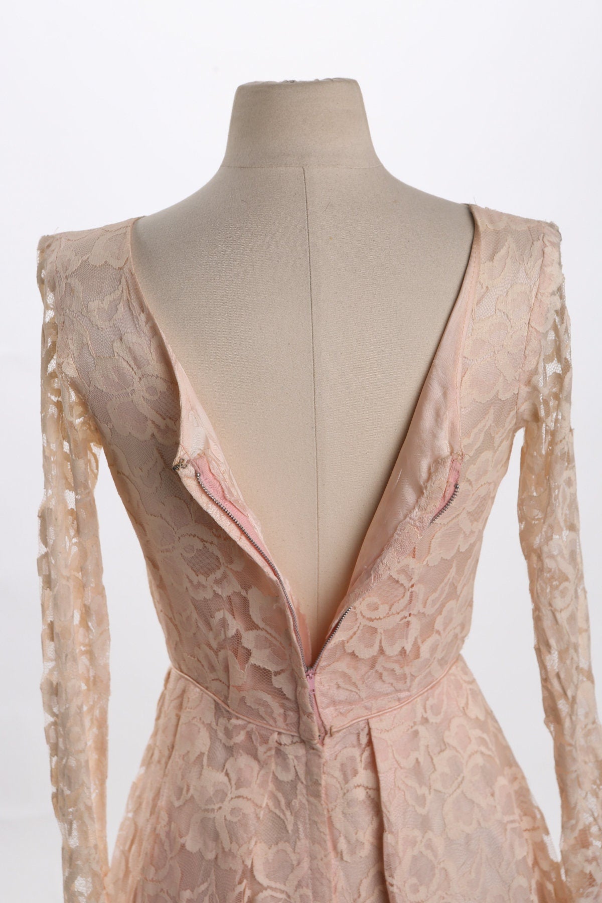 Vintage Pink Lace Dress - Long Sleeves - Front Bow Detail - Era 60's - 70's