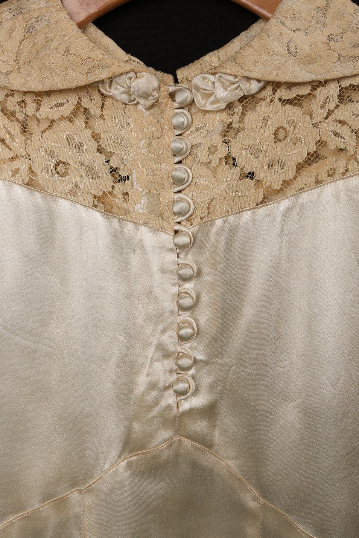 Vintage Beige Satin Dress with Shoulder Crochet and Sleeves Details - Era 60's - 70's