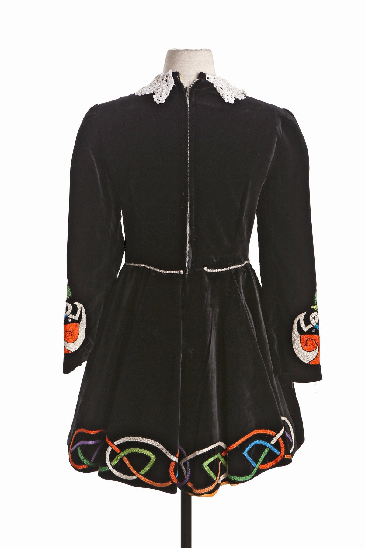 Vintage Black Velvet Dress with Embroidered Details - Era (50's - 60's)