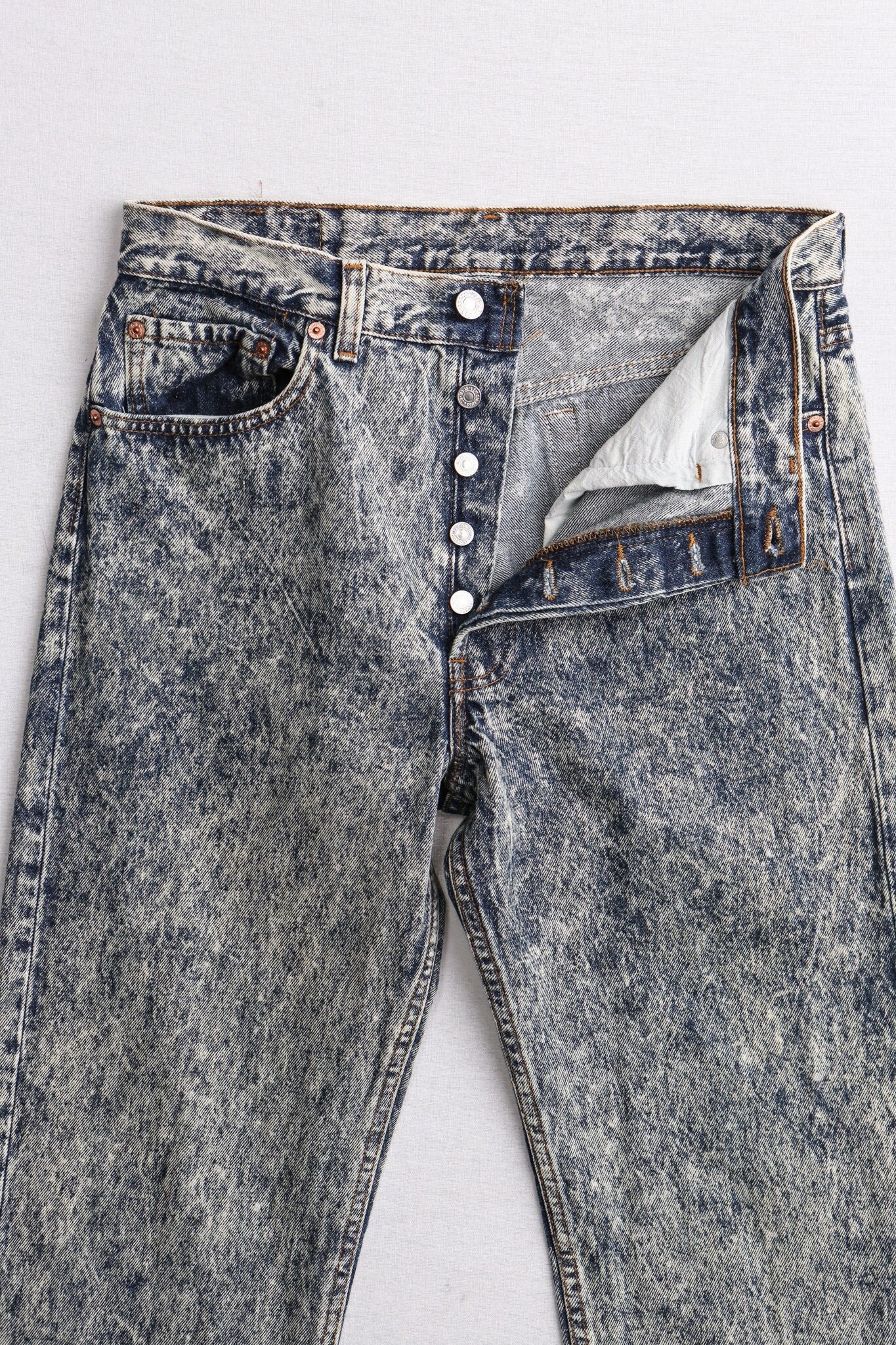 Stonewashed 90's levi's jeans 501 xx blue white men women high waist