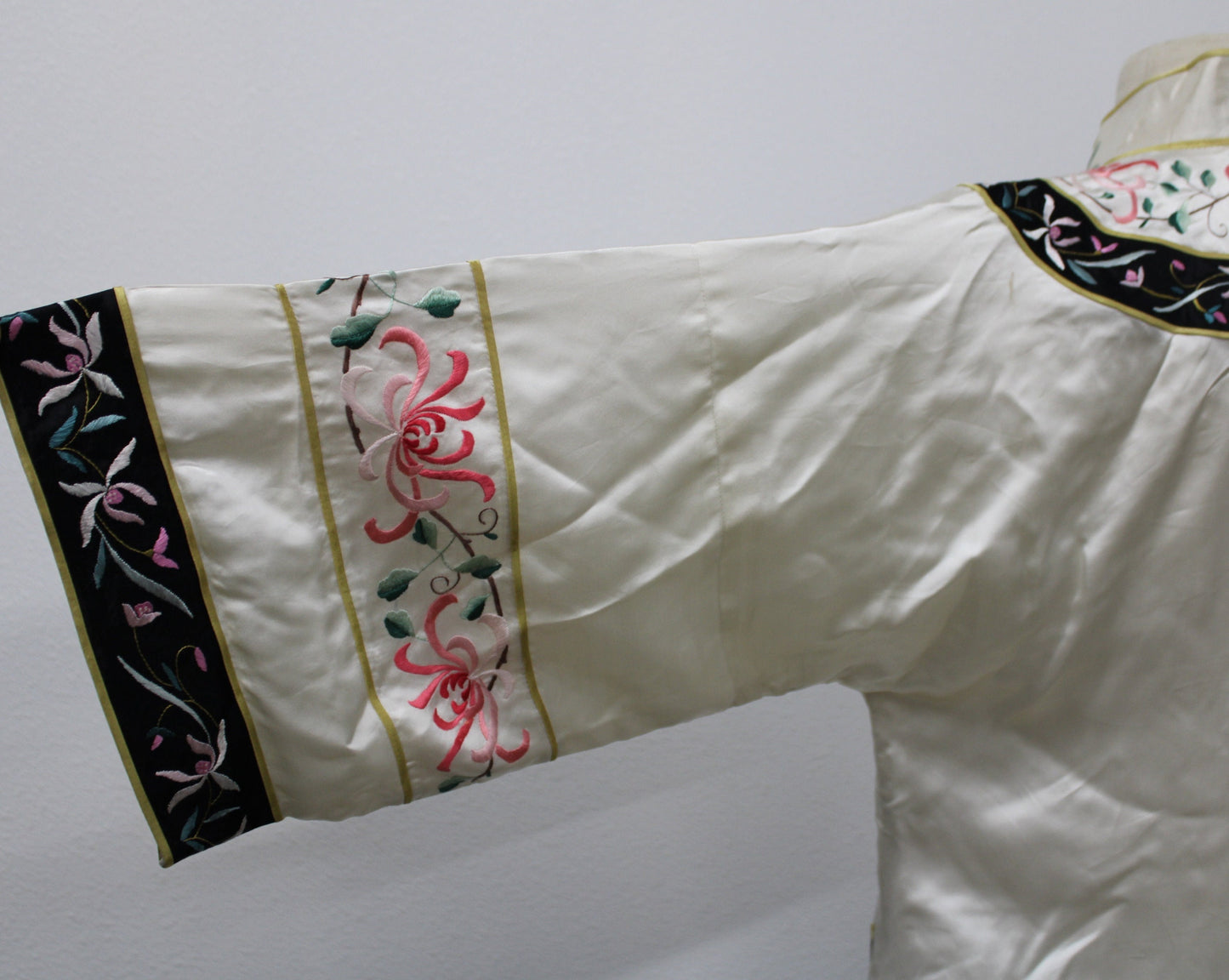 Women cheongsam chinese embroidered top beige satin vintage esme made in china floral chinese arts