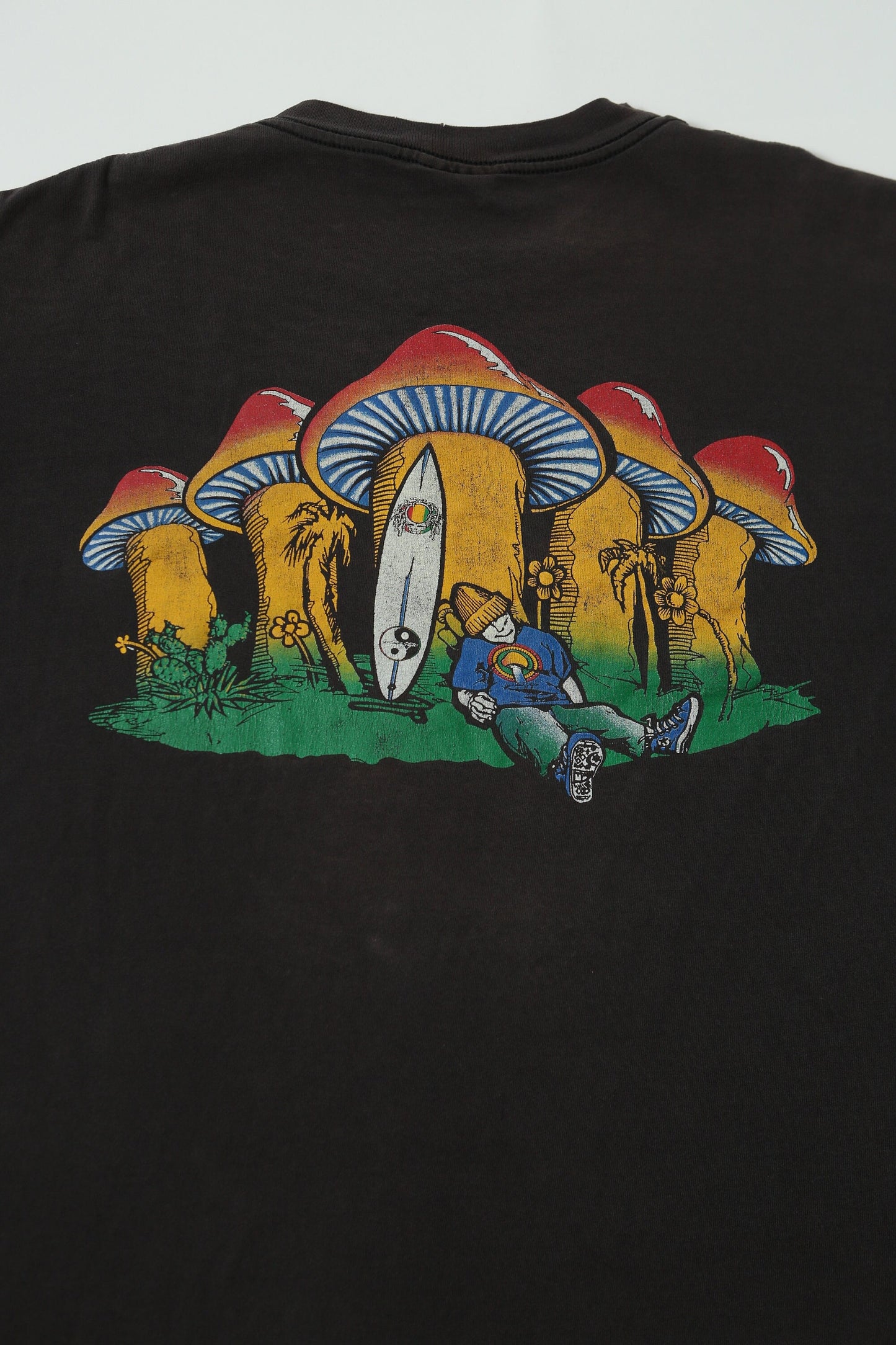Vintage graphic t-shirt jaimaca style surfing mushrooms grateful dead ying yang surfbord
