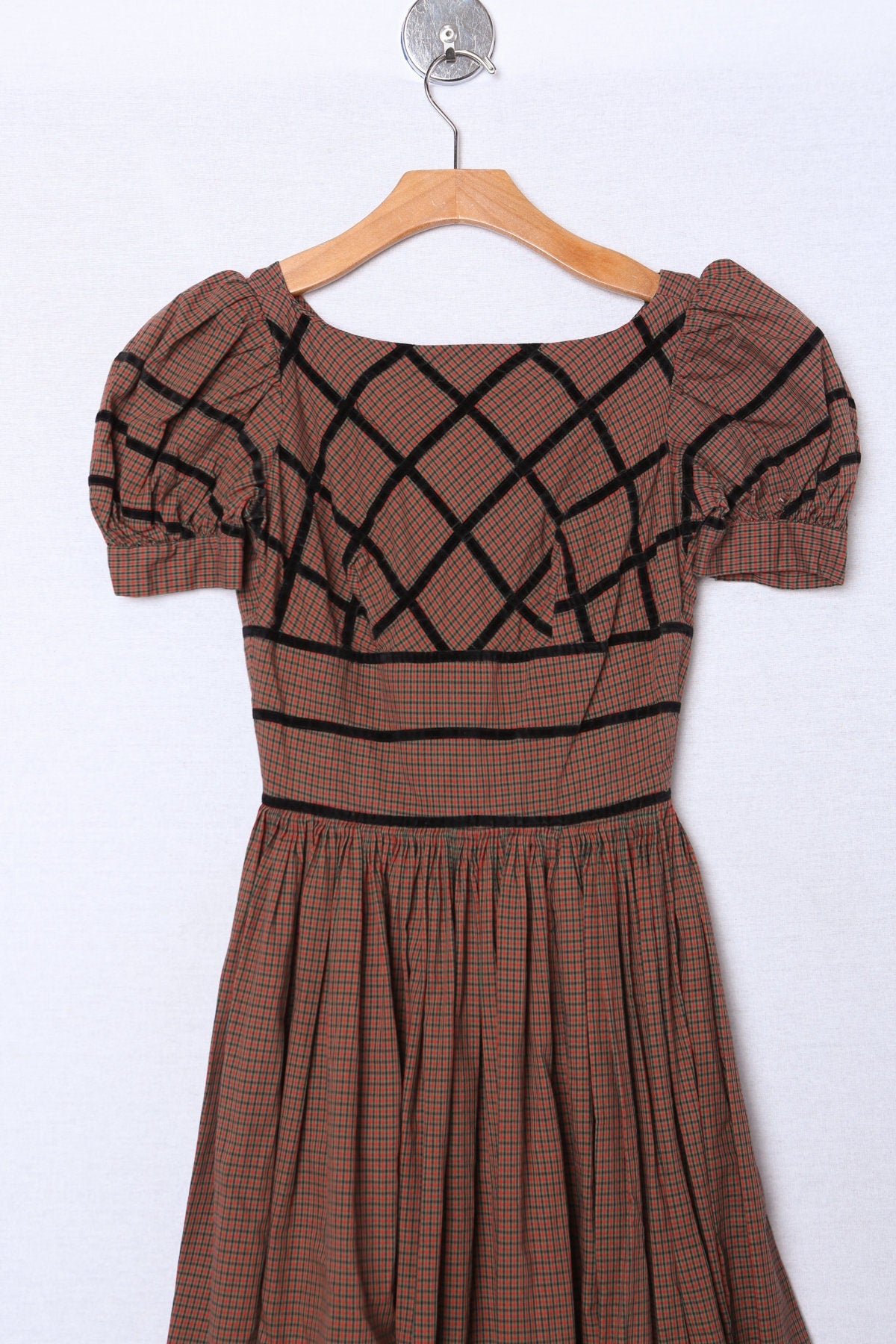 1950s Woman Brown Casual Dress - Paid Patter