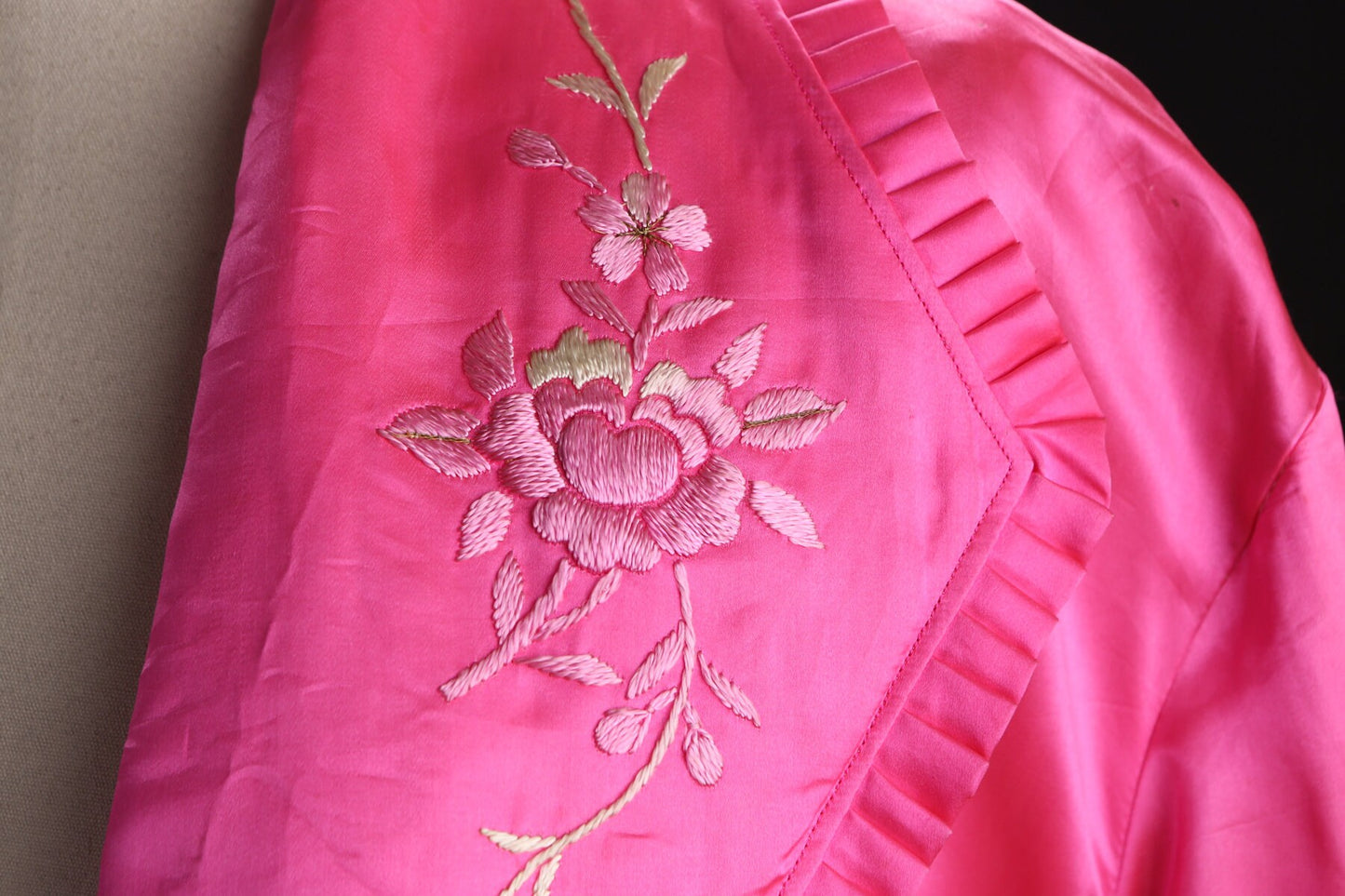 Women Pink Nightgown embroidered Robe - Er a 1940s - 1950s - Made in Japan