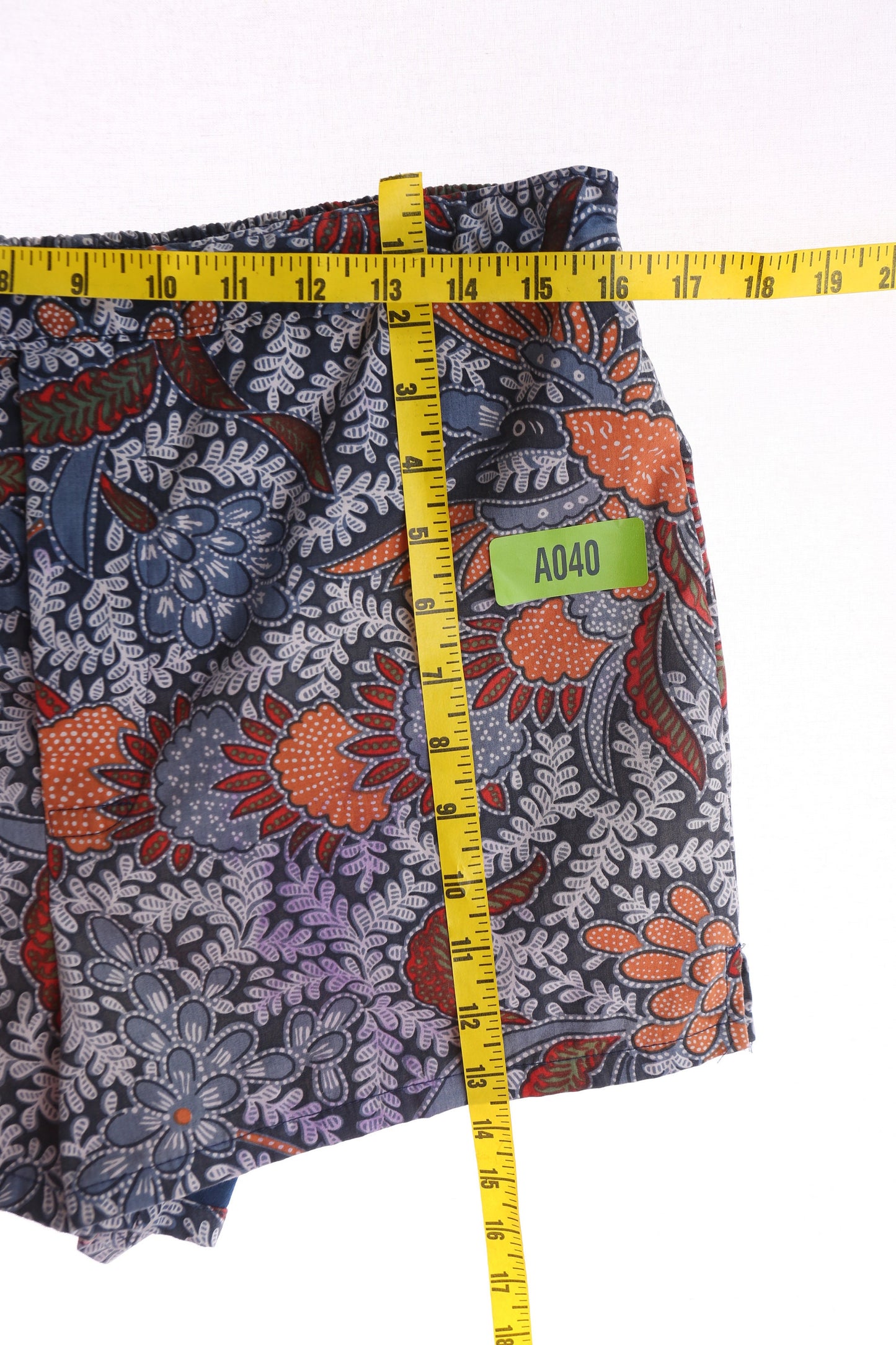 Vintage 1970s Hawaiian Floral Print Men Shorts