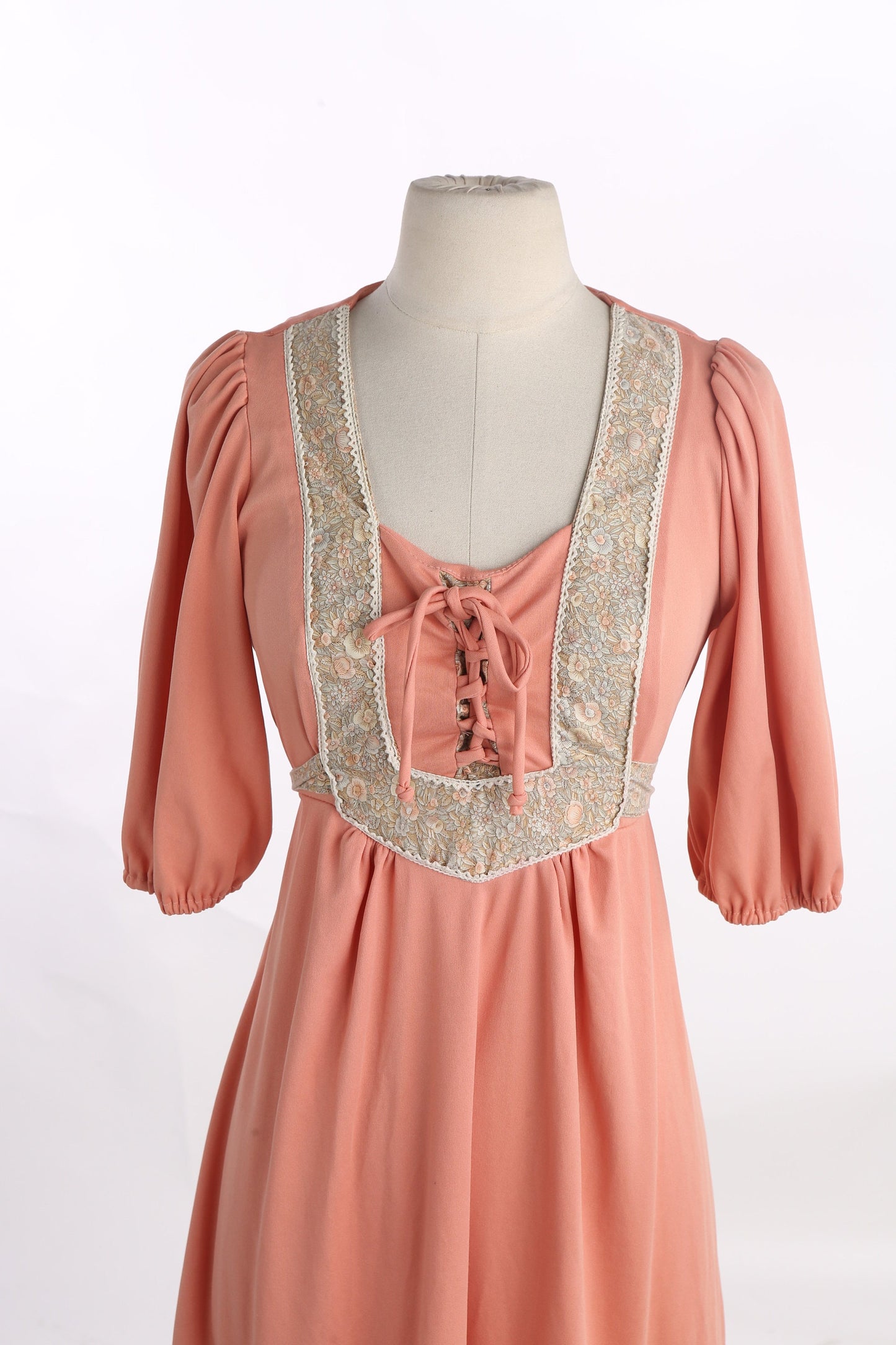 Vintage Women Prairie Dress / Era 1970s / Polyester