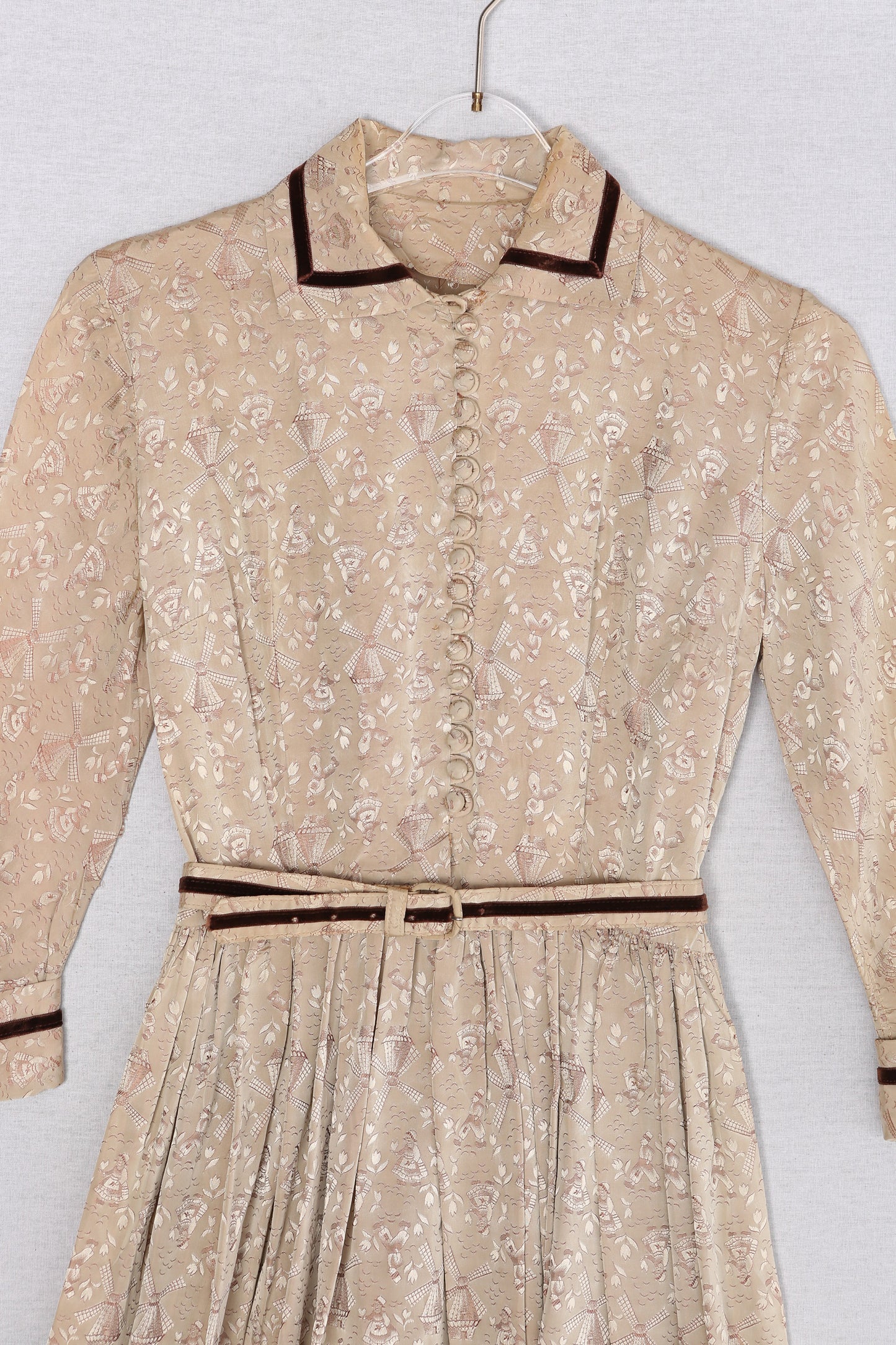 1950s Women Beige Long Sleeve Casual Dress with Windmill and Flower Fabric Patter