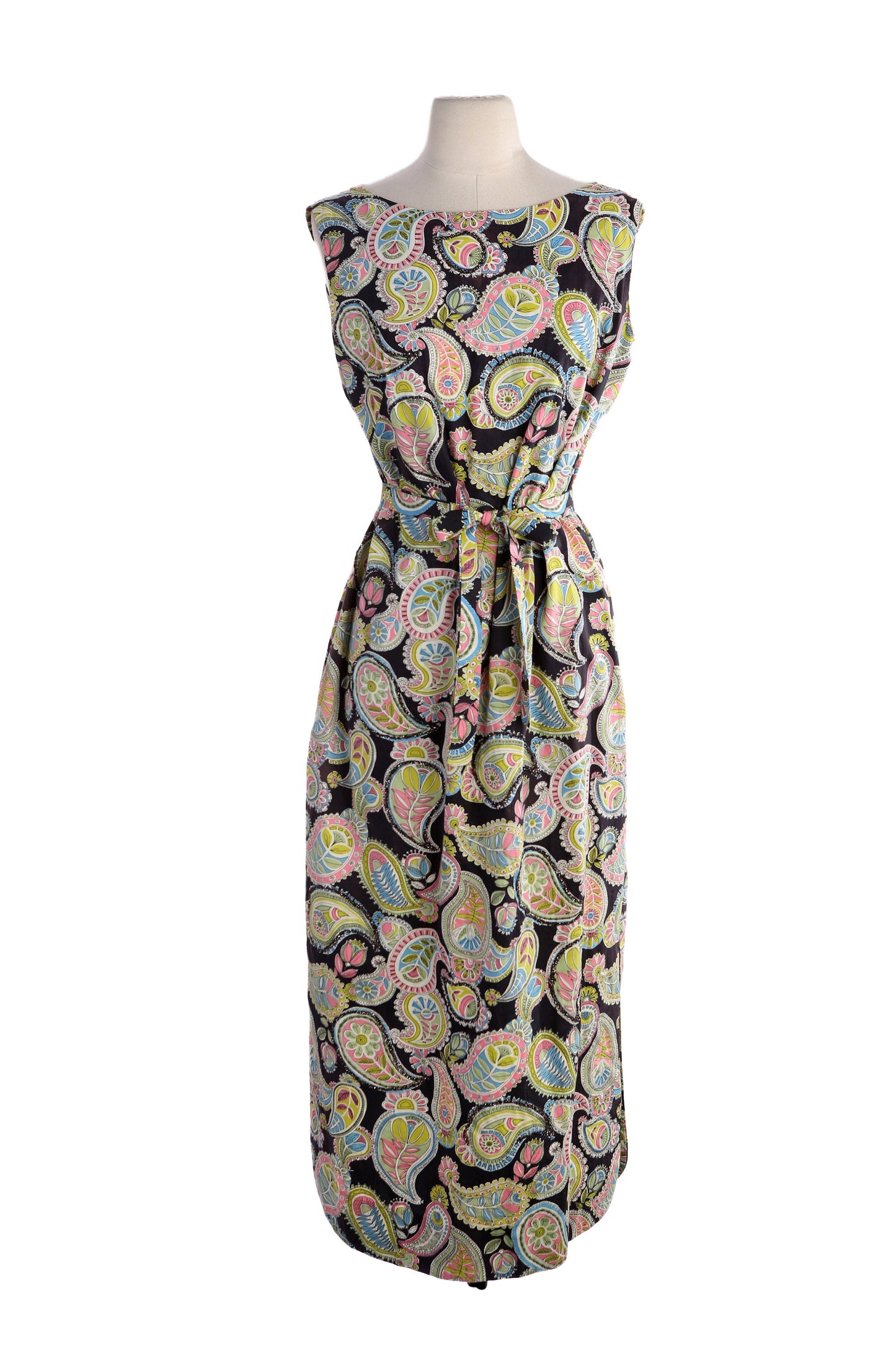 1950s Women Black Casual Dress with Pailey Print Sleeveless Waist Belt
