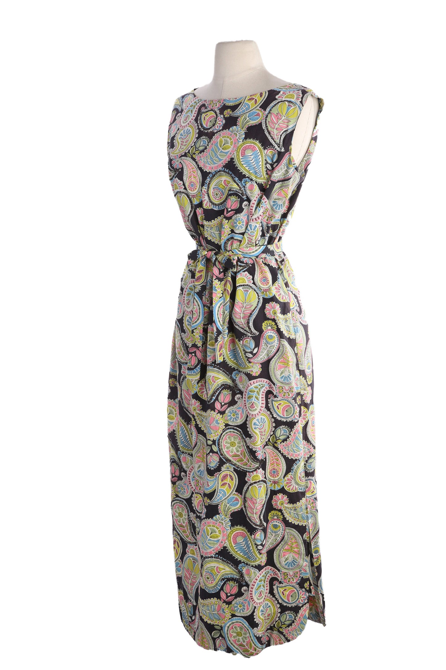 1950s Women Black Casual Dress with Pailey Print Sleeveless Waist Belt