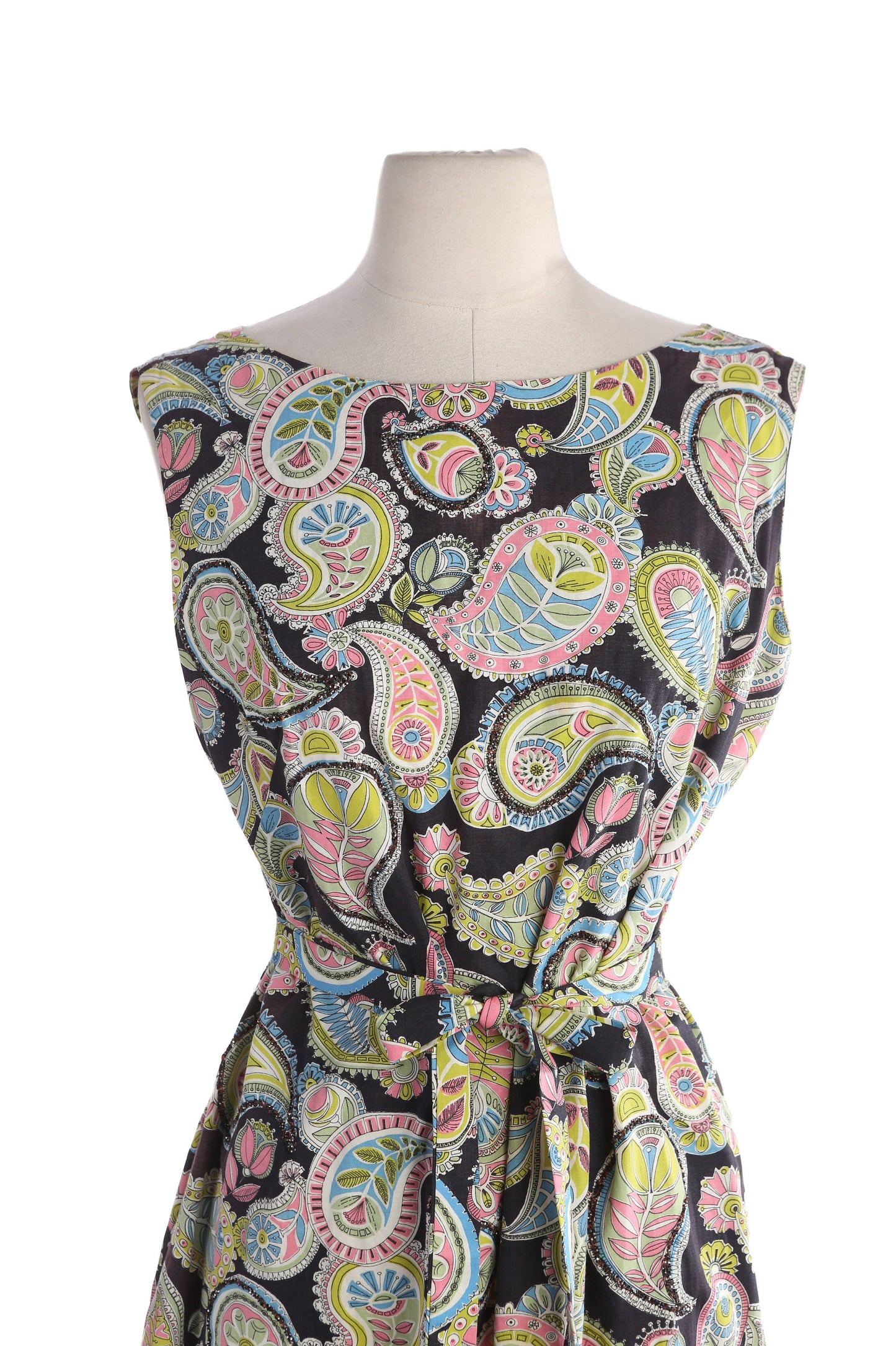 1950s Women Black Casual Dress with Pailey Print Sleeveless Waist Belt