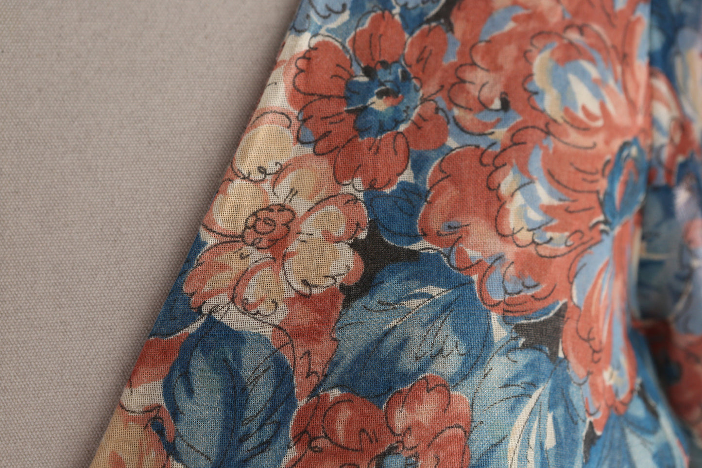 1970's Women Floral Print Long Summer Maxi Dress with Beige Crochet Seam and Wasit Sewing Design Details Short Sleeve