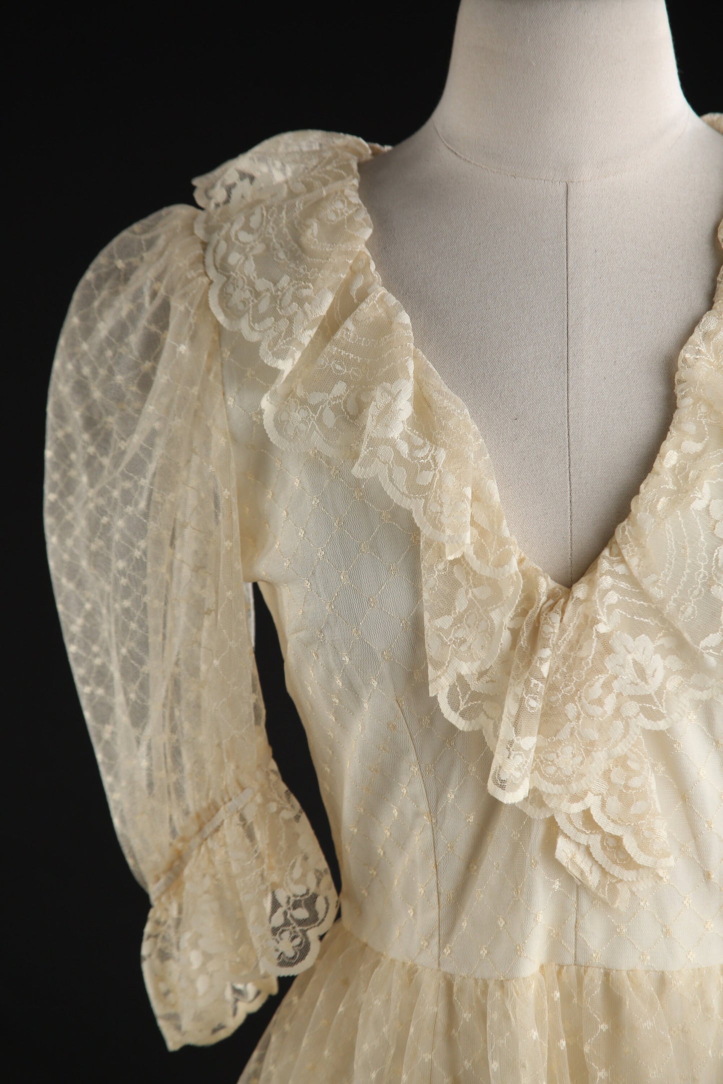 Vintage Women's Lace Dress with Ruffled Collar - Estimated Era 1980's