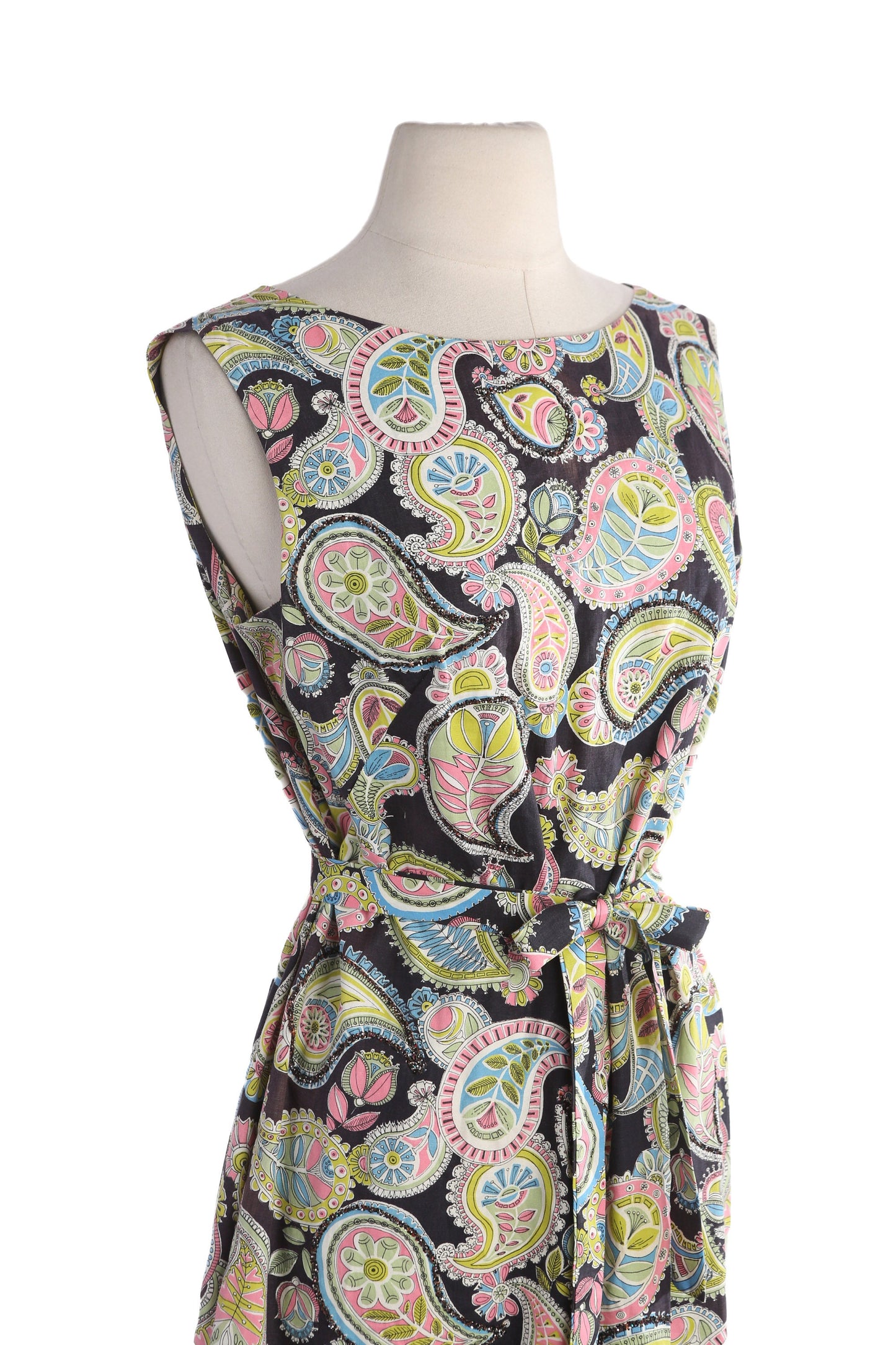 1950s Women Black Casual Dress with Pailey Print Sleeveless Waist Belt