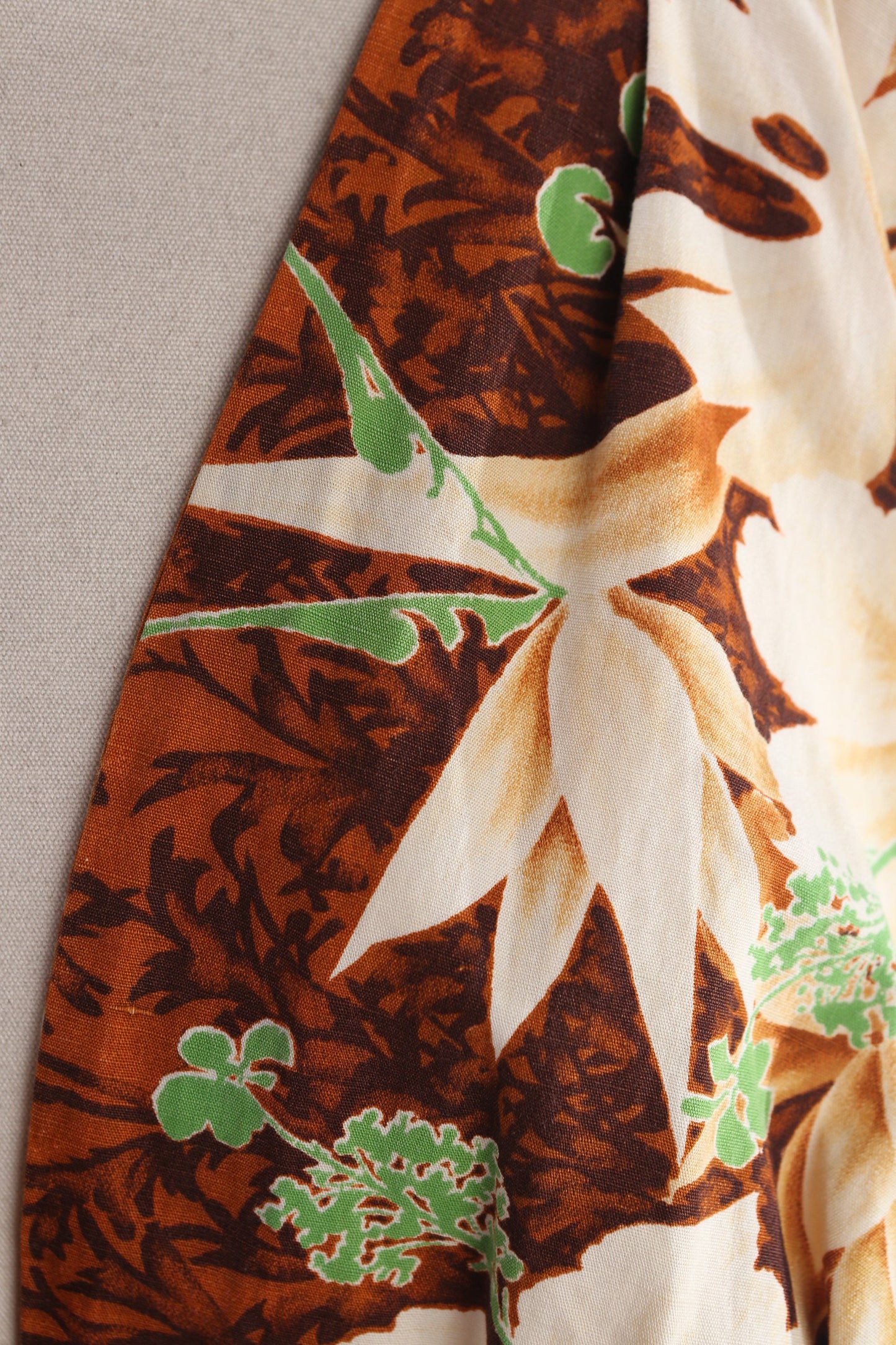 1940s Floral Print Brown Hawaiian Dress Sleeveless V Neck Back Zipper Closure