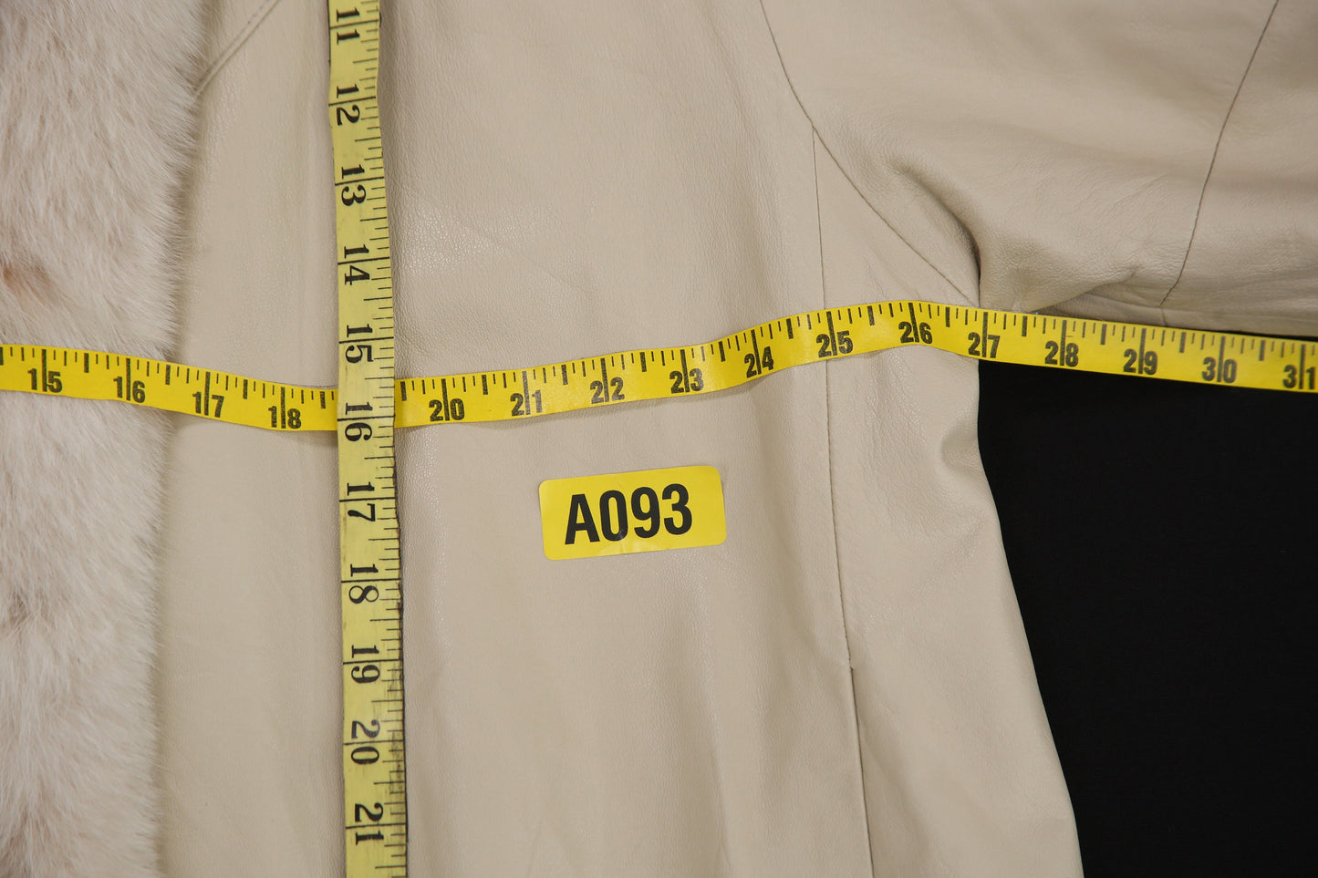 Women White Leather Coat with Fur Collar - Estimated Era 1980's - 1990's