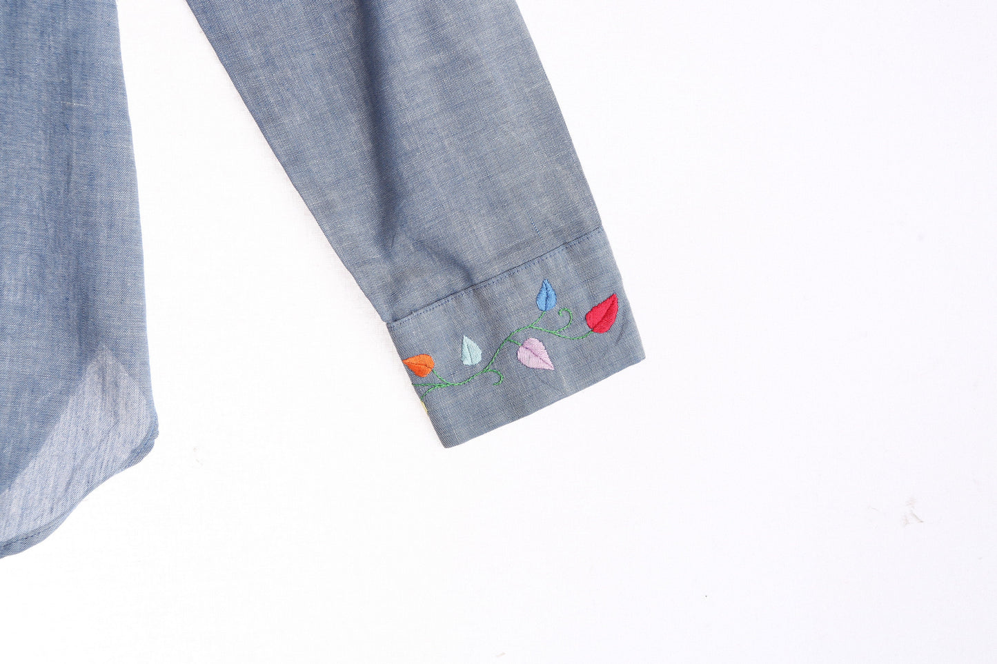 Vintage Women Blue Flower Embroidered Shirt by Wrangler - Est Era 70s - 80s