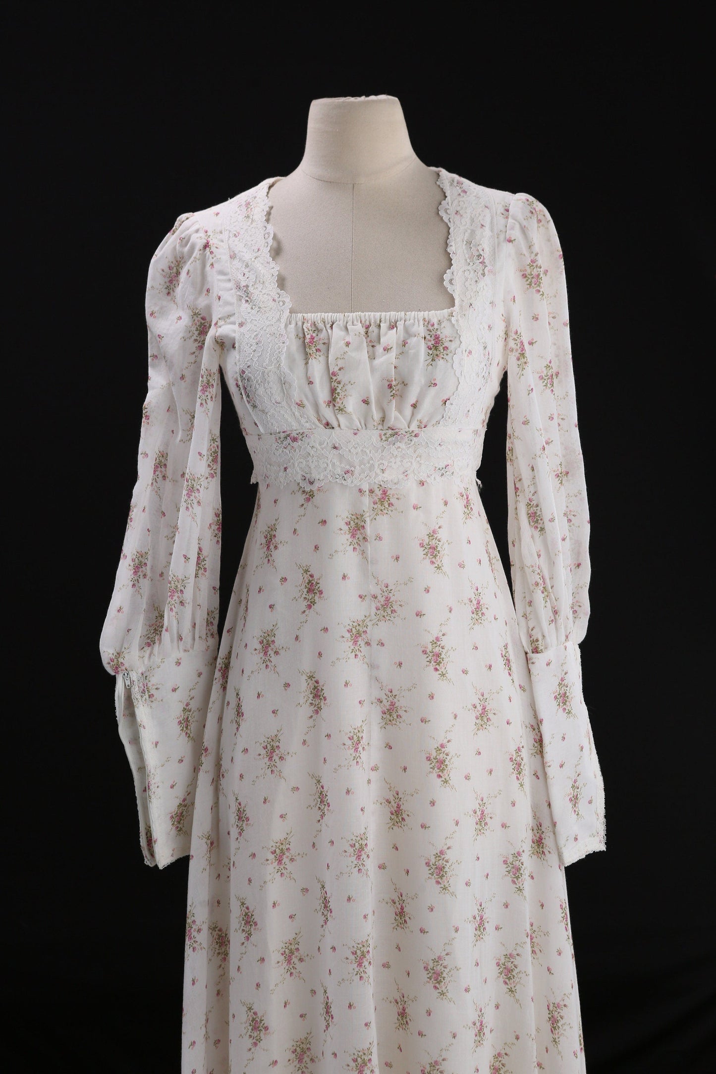 Vintage 1970s Prairie Dress / Floral Print / Long Sleeve / Cotton / Summer / Long / Waist Belt / Square Neck