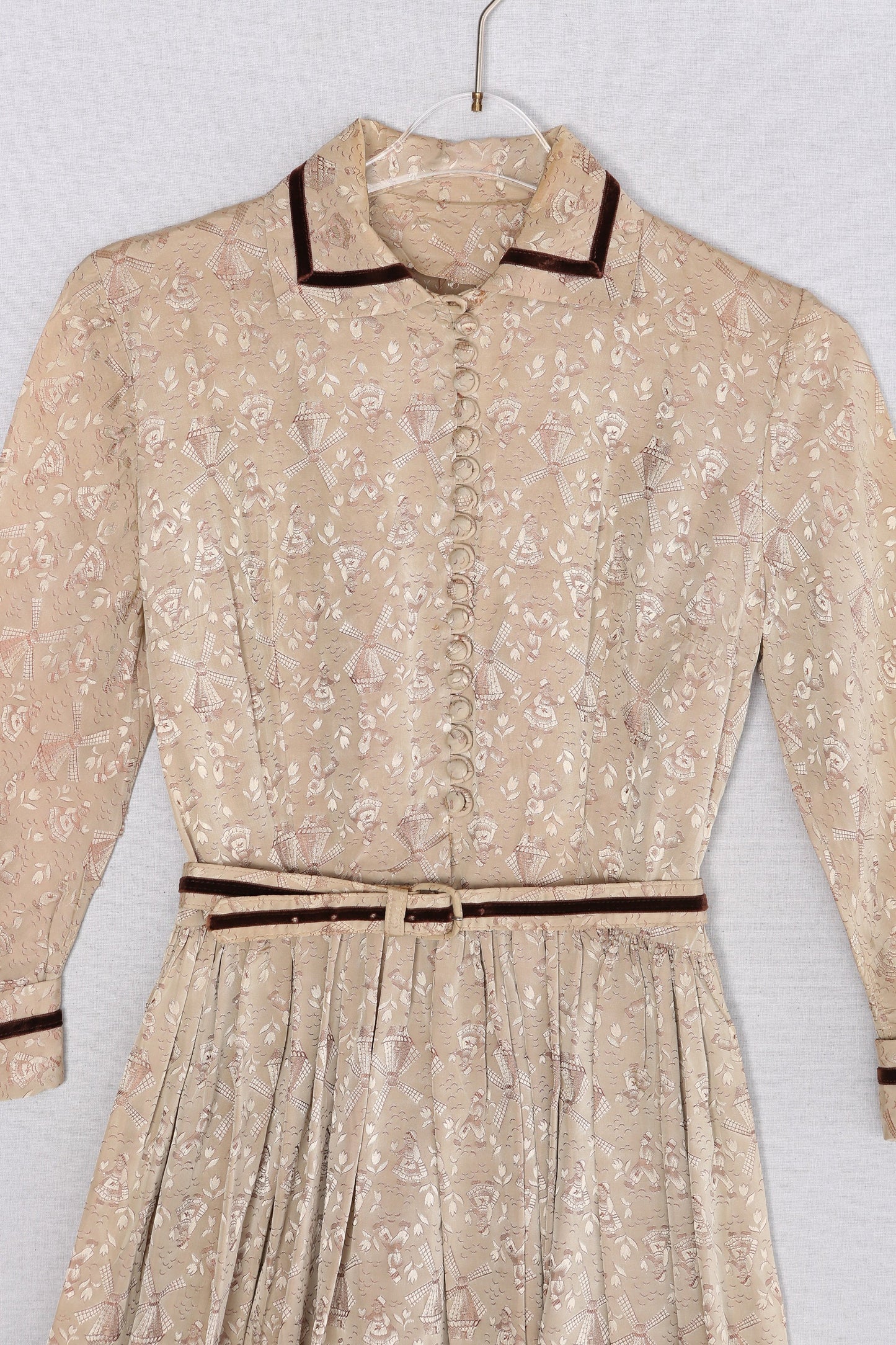 1950s Women Beige Long Sleeve Casual Dress with Windmill and Flower Fabric Patter