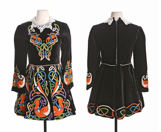 Vintage Black Velvet Dress with Embroidered Details - Era (50's - 60's)