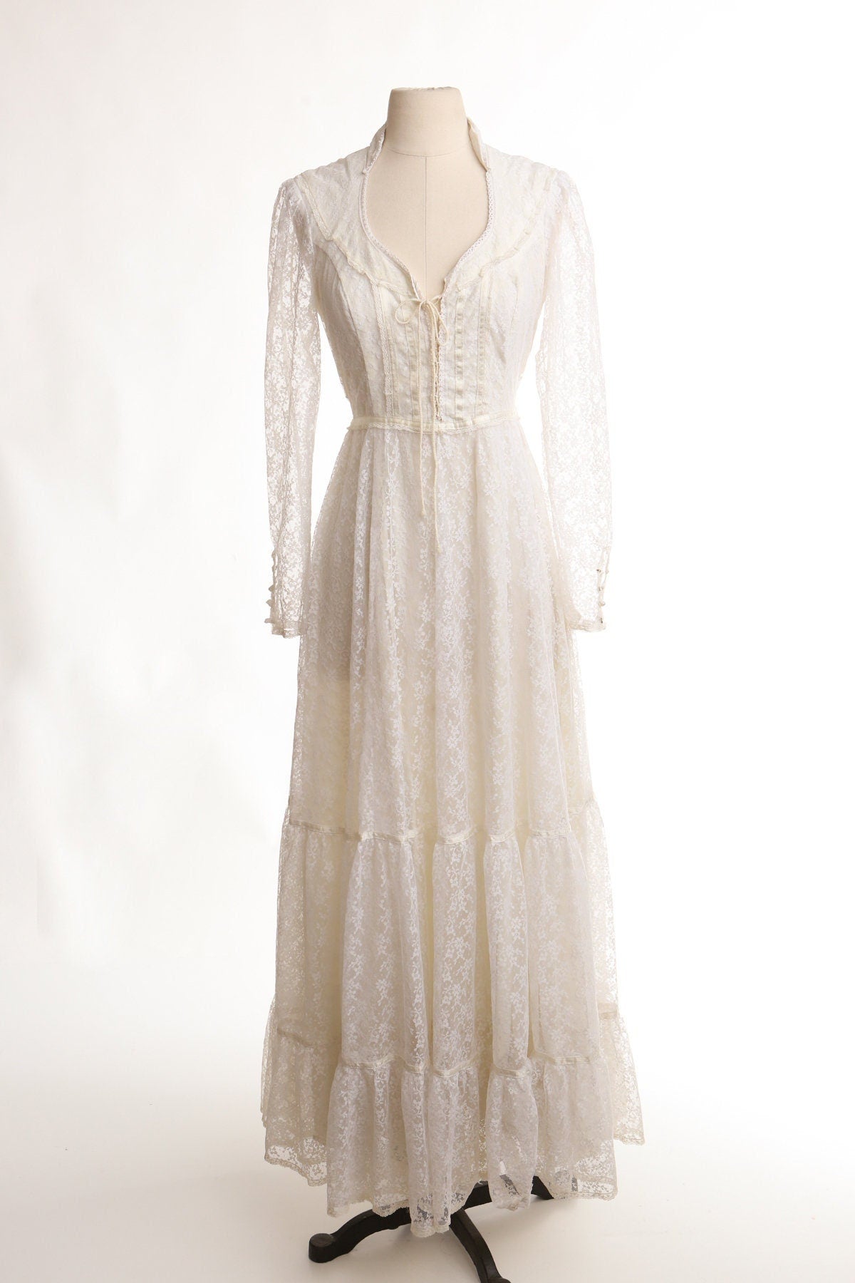 Vintage 70s Dress / White / Long Sleeve / Lace / Chest Lace Closure / Western / Weeding / Gunne Sax Style