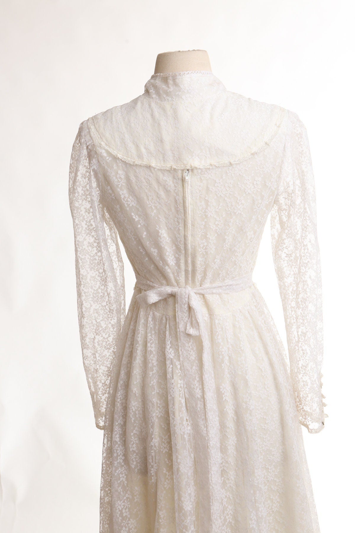Vintage 70s Dress / White / Long Sleeve / Lace / Chest Lace Closure / Western / Weeding / Gunne Sax Style