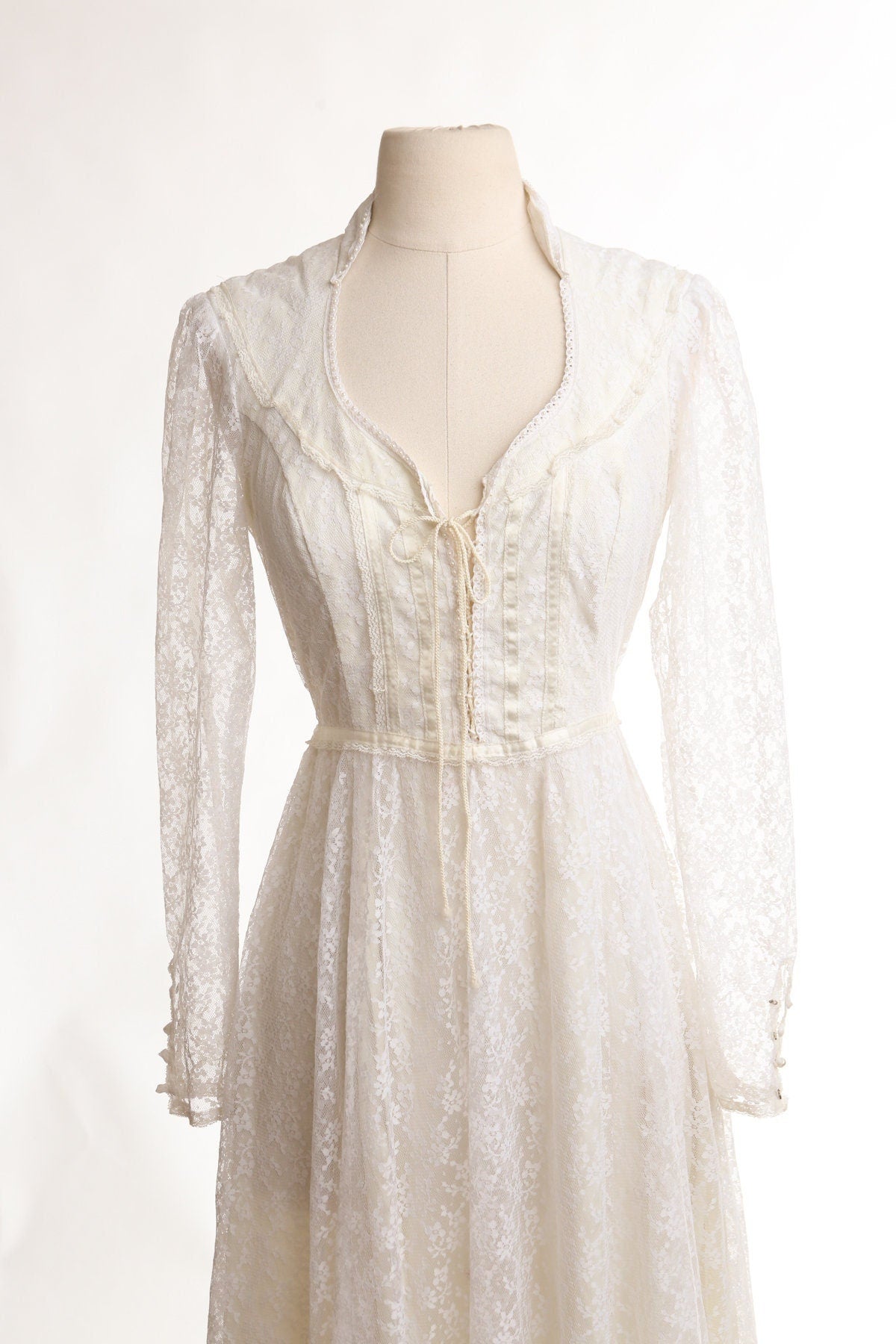 Vintage 70s Dress / White / Long Sleeve / Lace / Chest Lace Closure / Western / Weeding / Gunne Sax Style