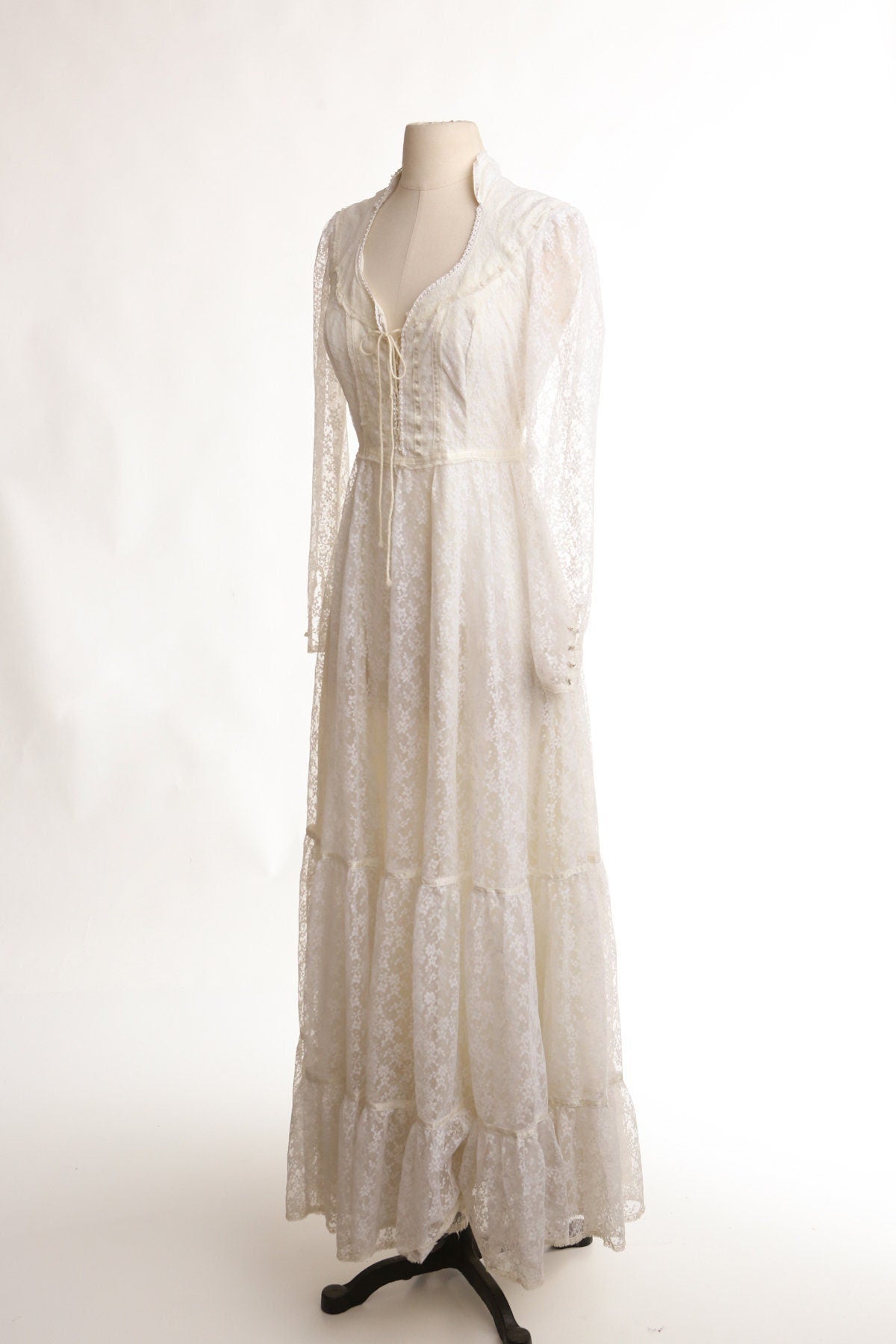 Vintage 70s Dress / White / Long Sleeve / Lace / Chest Lace Closure / Western / Weeding / Gunne Sax Style