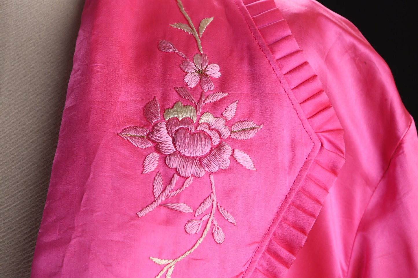 Women Pink Nightgown embroidered Robe - Er a 1940s - 1950s - Made in Japan