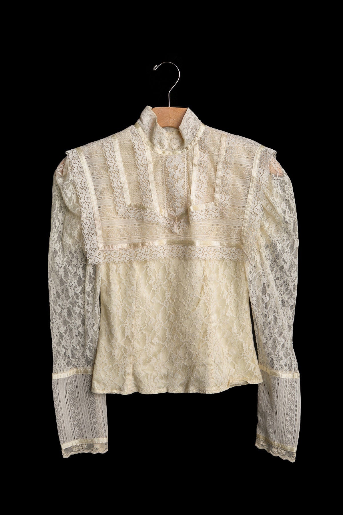 Vintage Lace Blouse / Top / Beige / 1970s