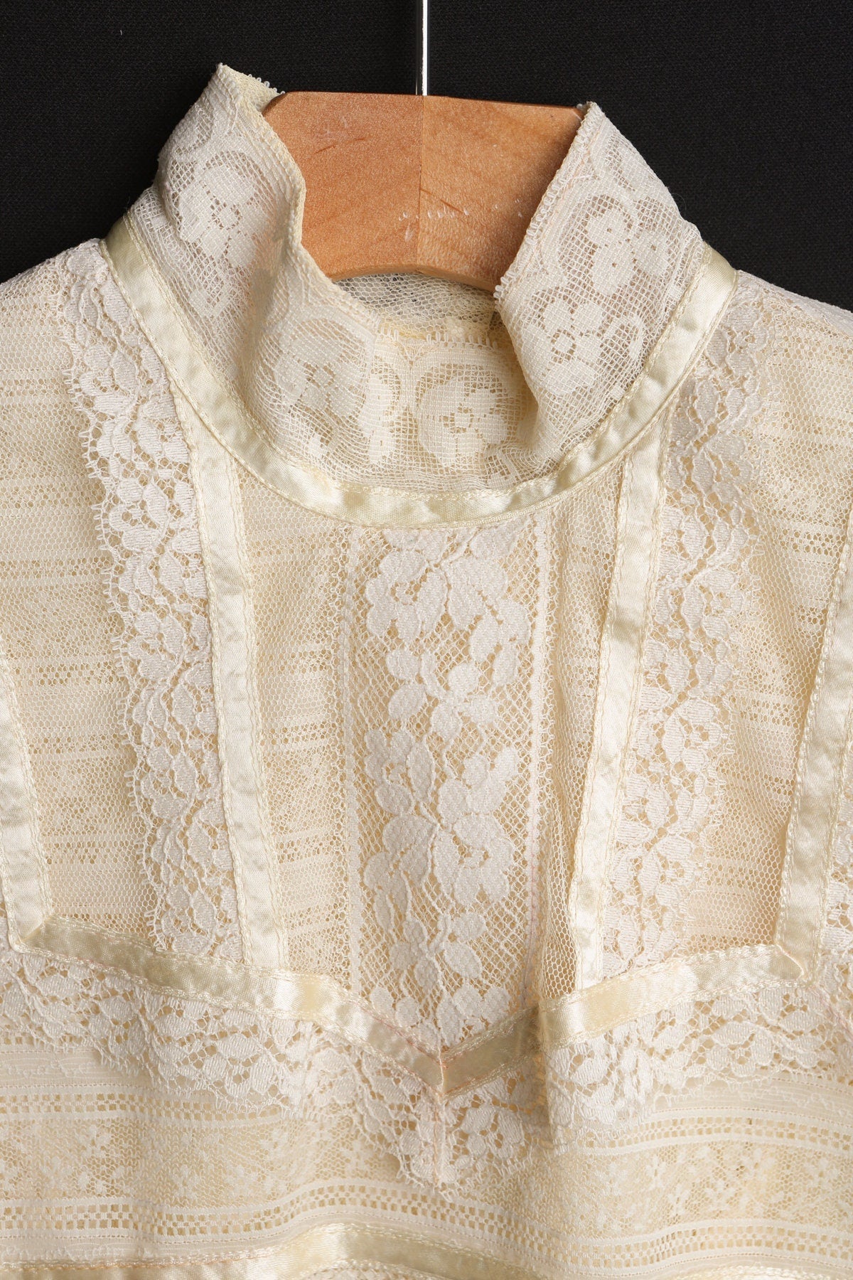 Vintage Lace Blouse / Top / Beige / 1970s