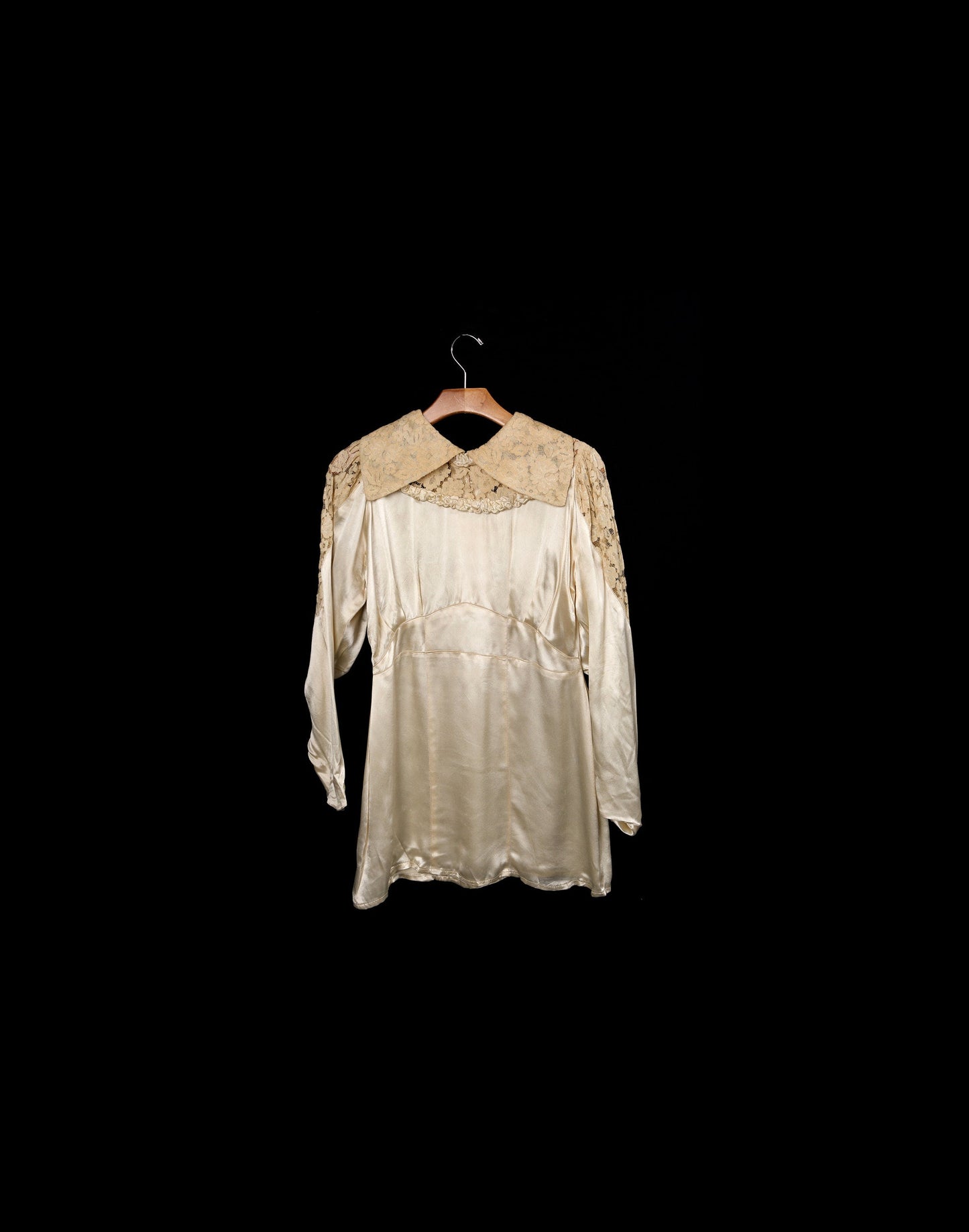 Vintage Beige Satin Dress with Shoulder Crochet and Sleeves Details - Era 60's - 70's