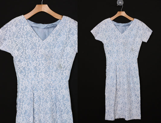 Vintage 1950s Dress / Lace Floral Pattern / Short Sleeve / V neck