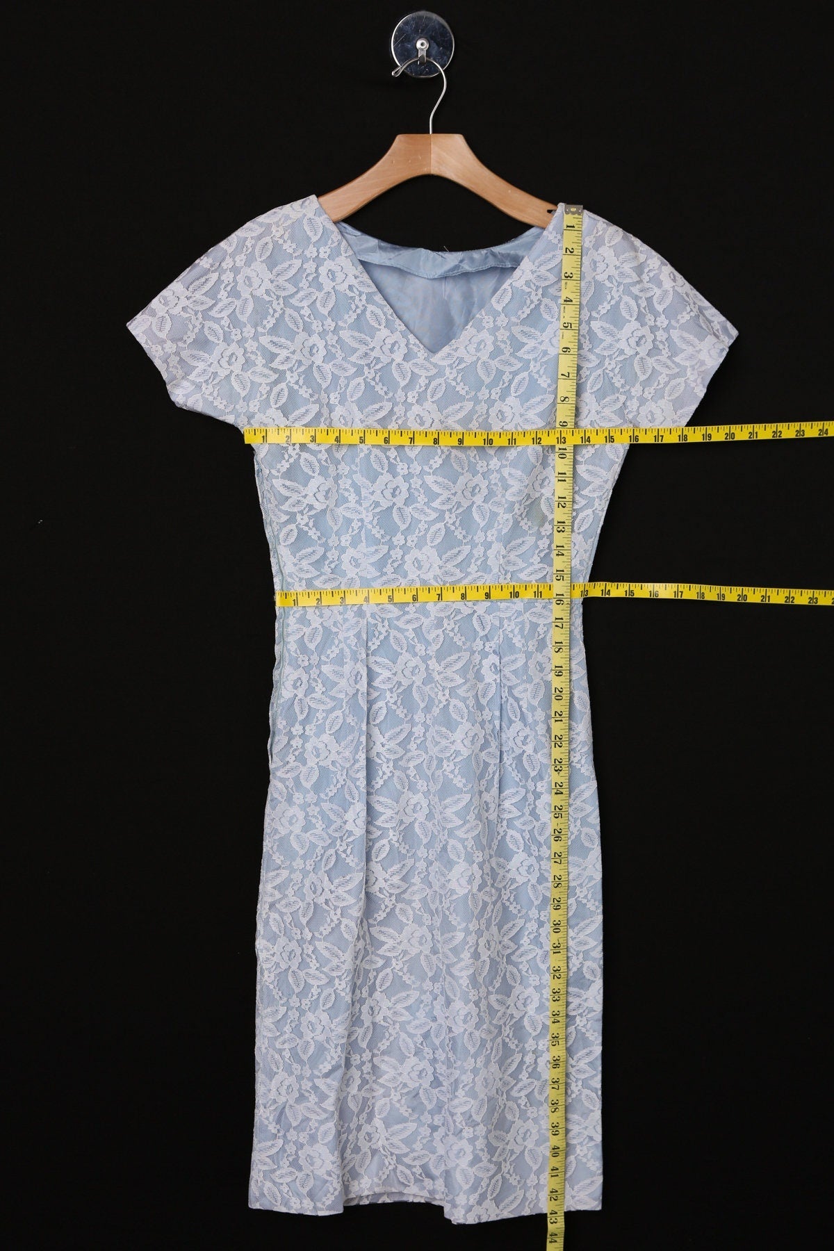 Vintage 1950s Dress / Lace Floral Pattern / Short Sleeve / V neck