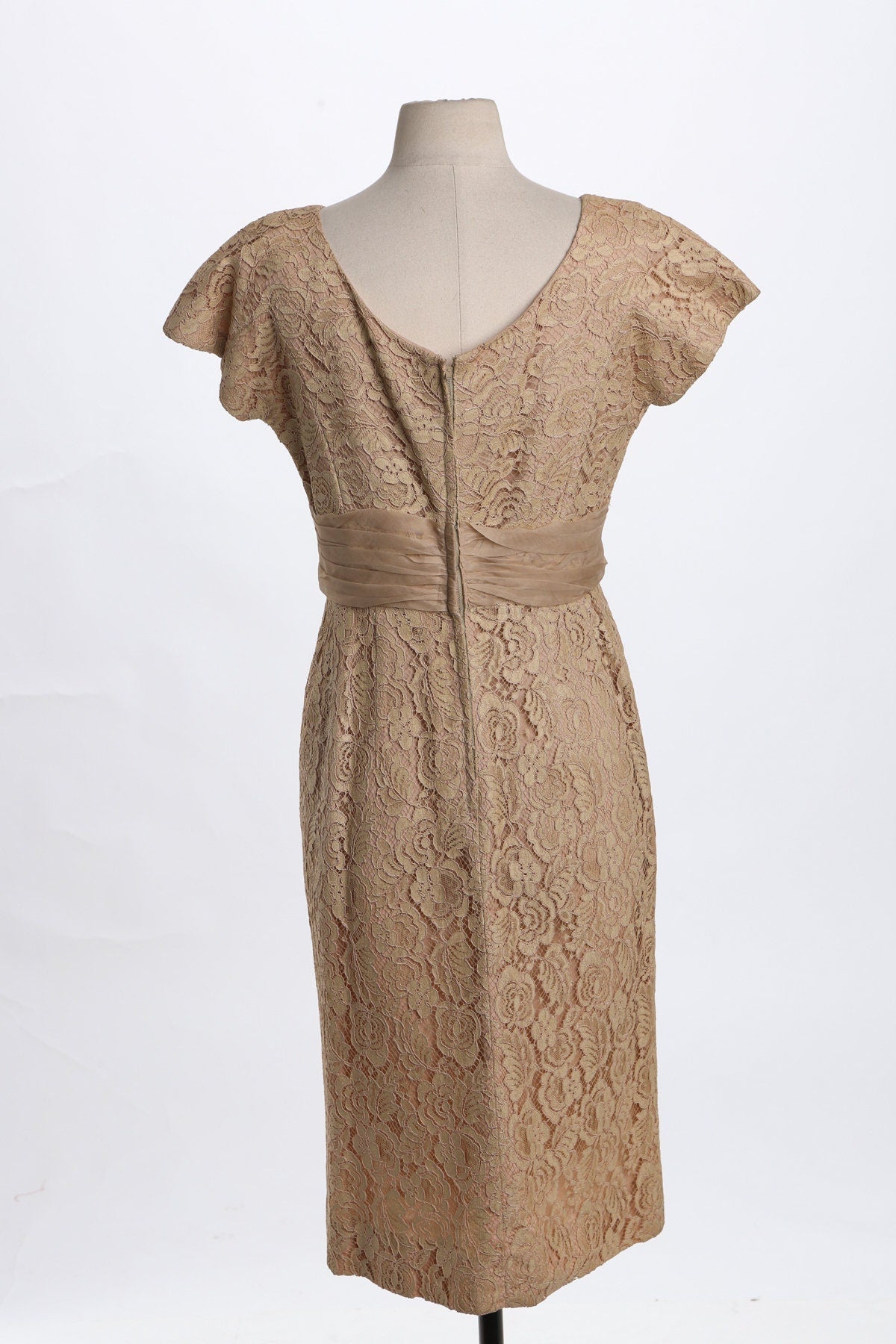 50's Woman Beige Evening Dress with Floral Lace Details