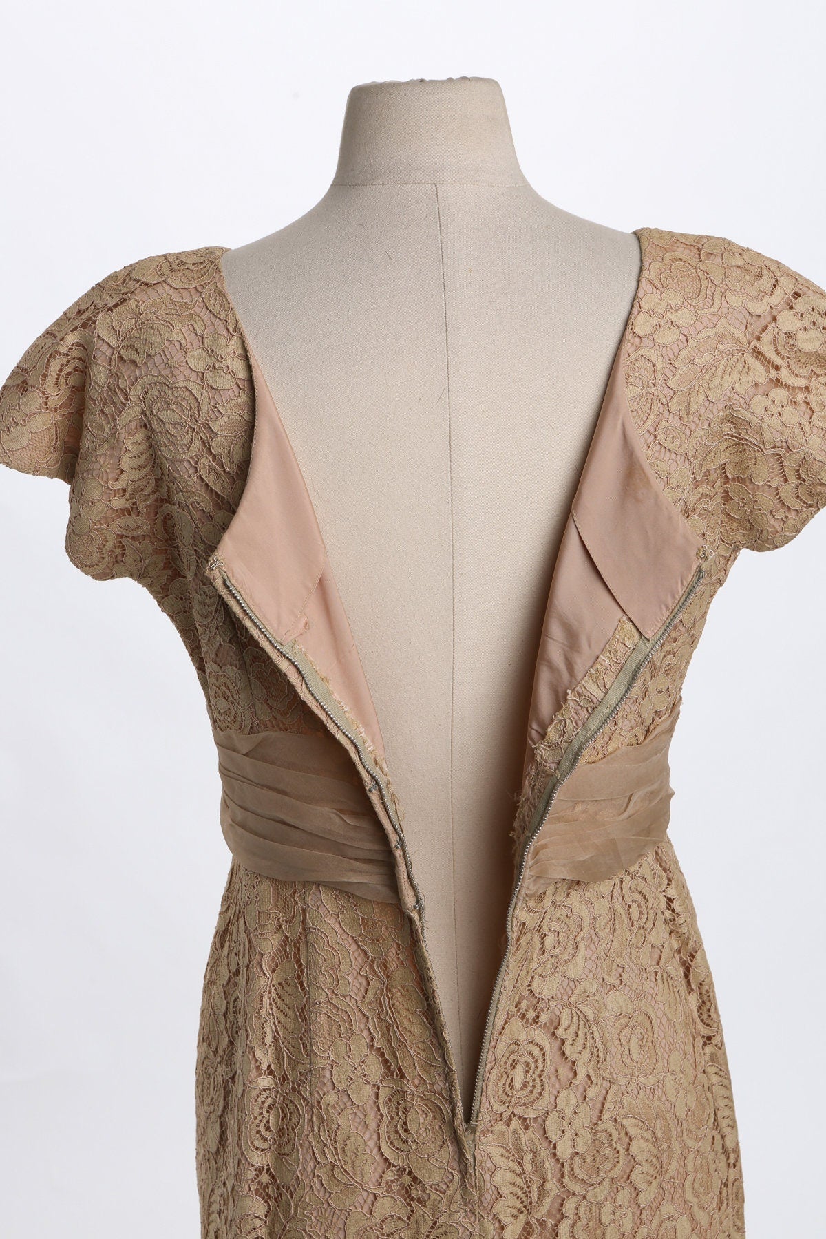 50's Woman Beige Evening Dress with Floral Lace Details