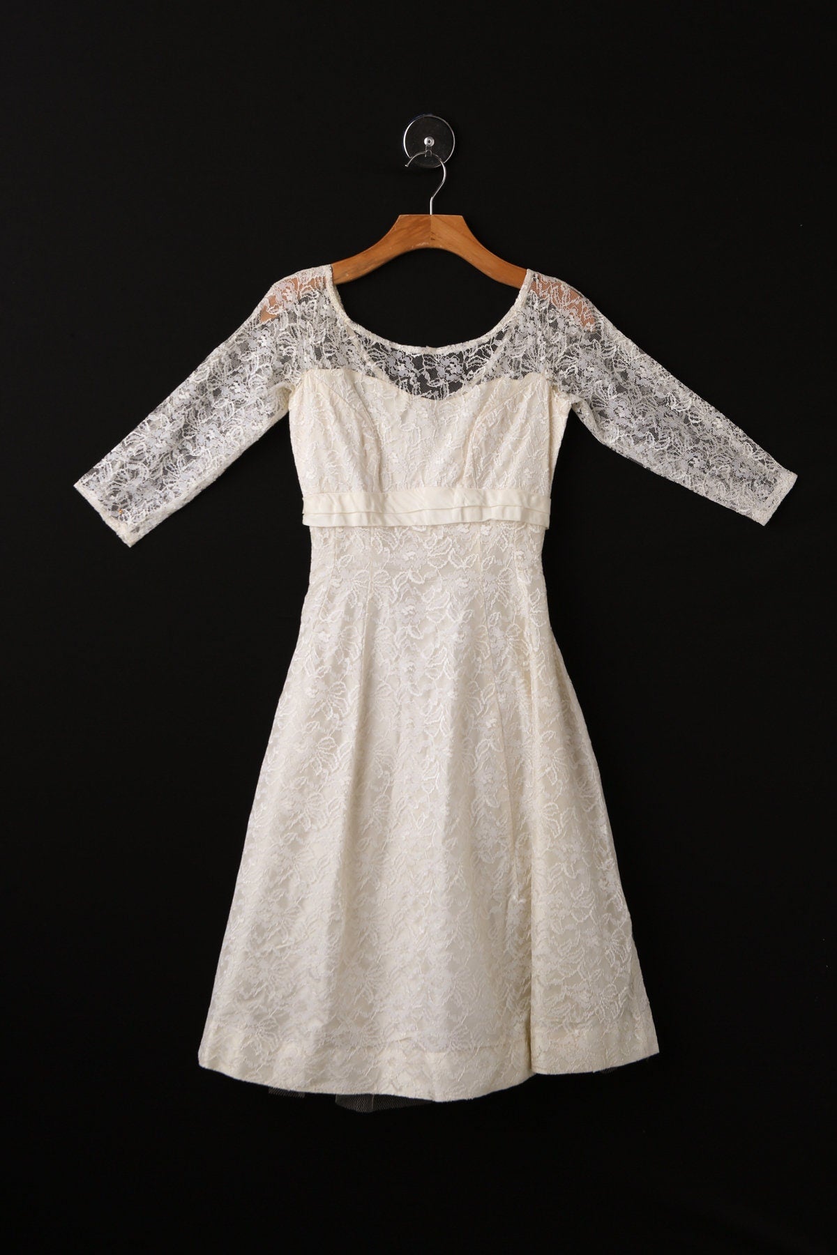 Vintage Wedding Dress - Era 50's - 60's - White Floral Design Lace Sleeves