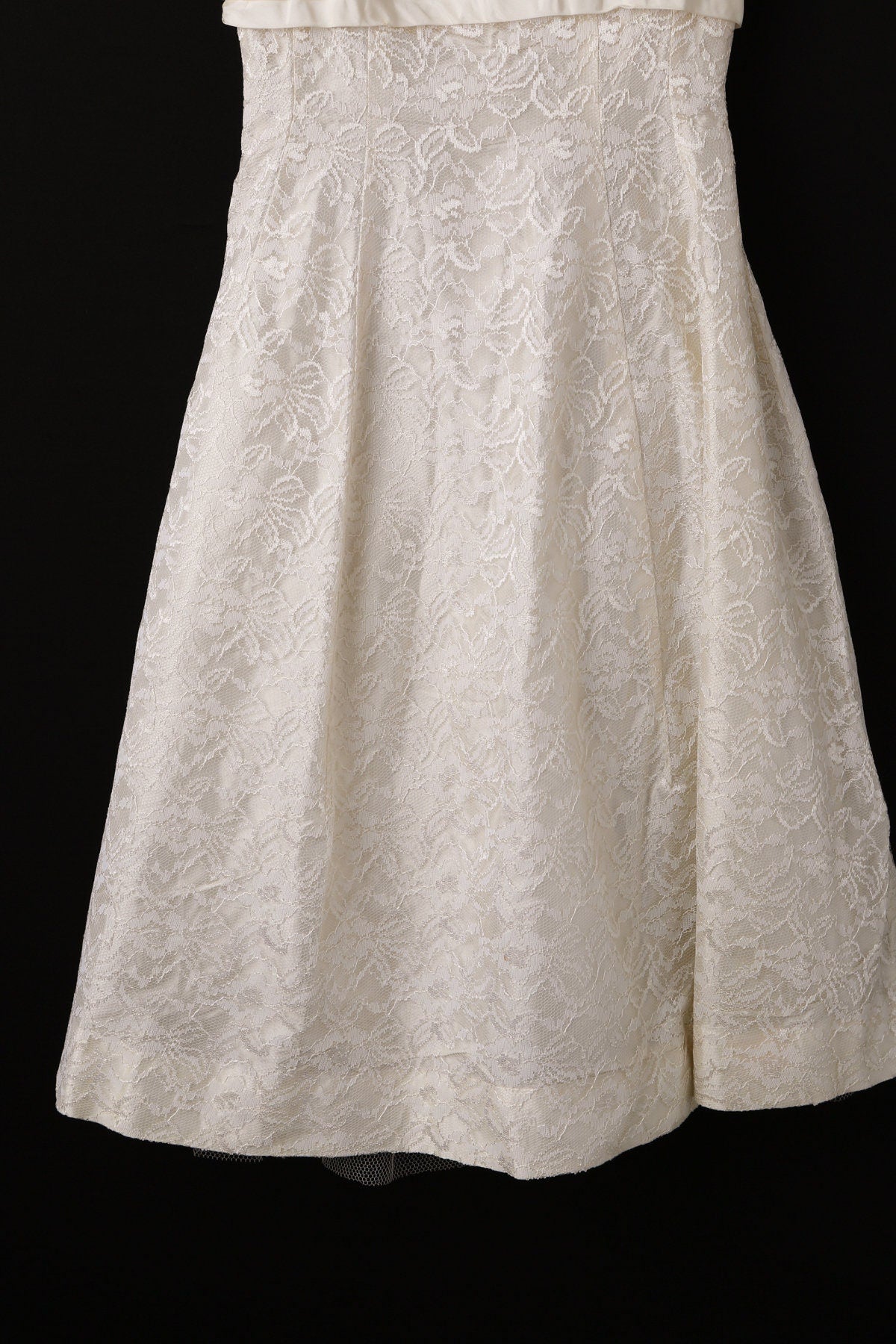 Vintage Wedding Dress - Era 50's - 60's - White Floral Design Lace Sleeves