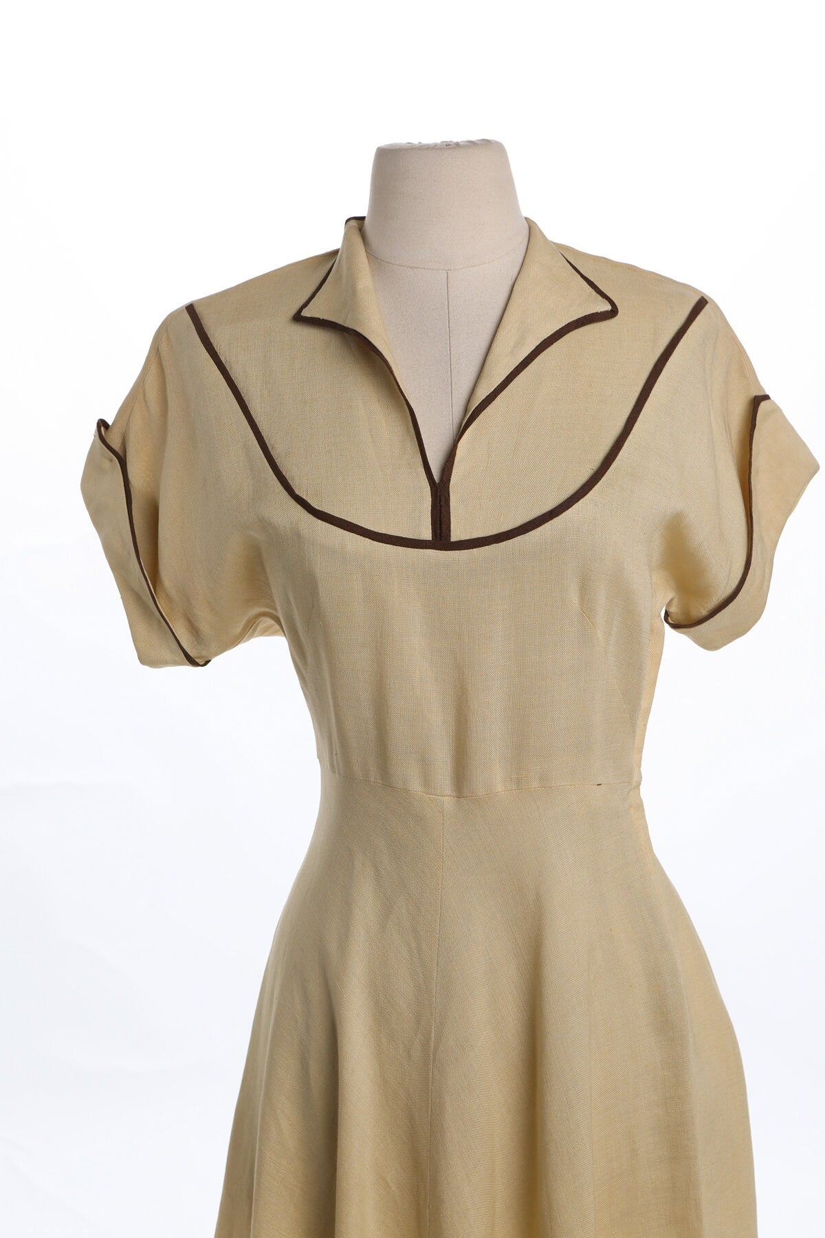Vintage Women Yellow Casual Dress with Brown Seam Edges - Era 40's - 50's