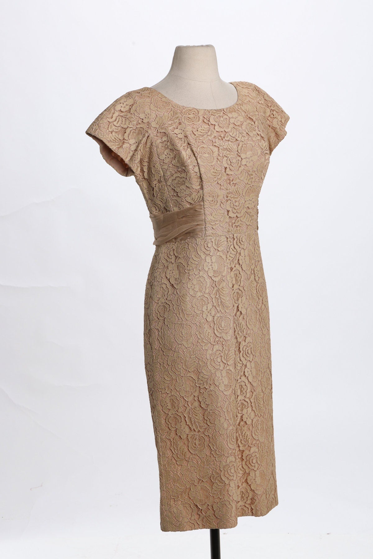 50's Woman Beige Evening Dress with Floral Lace Details