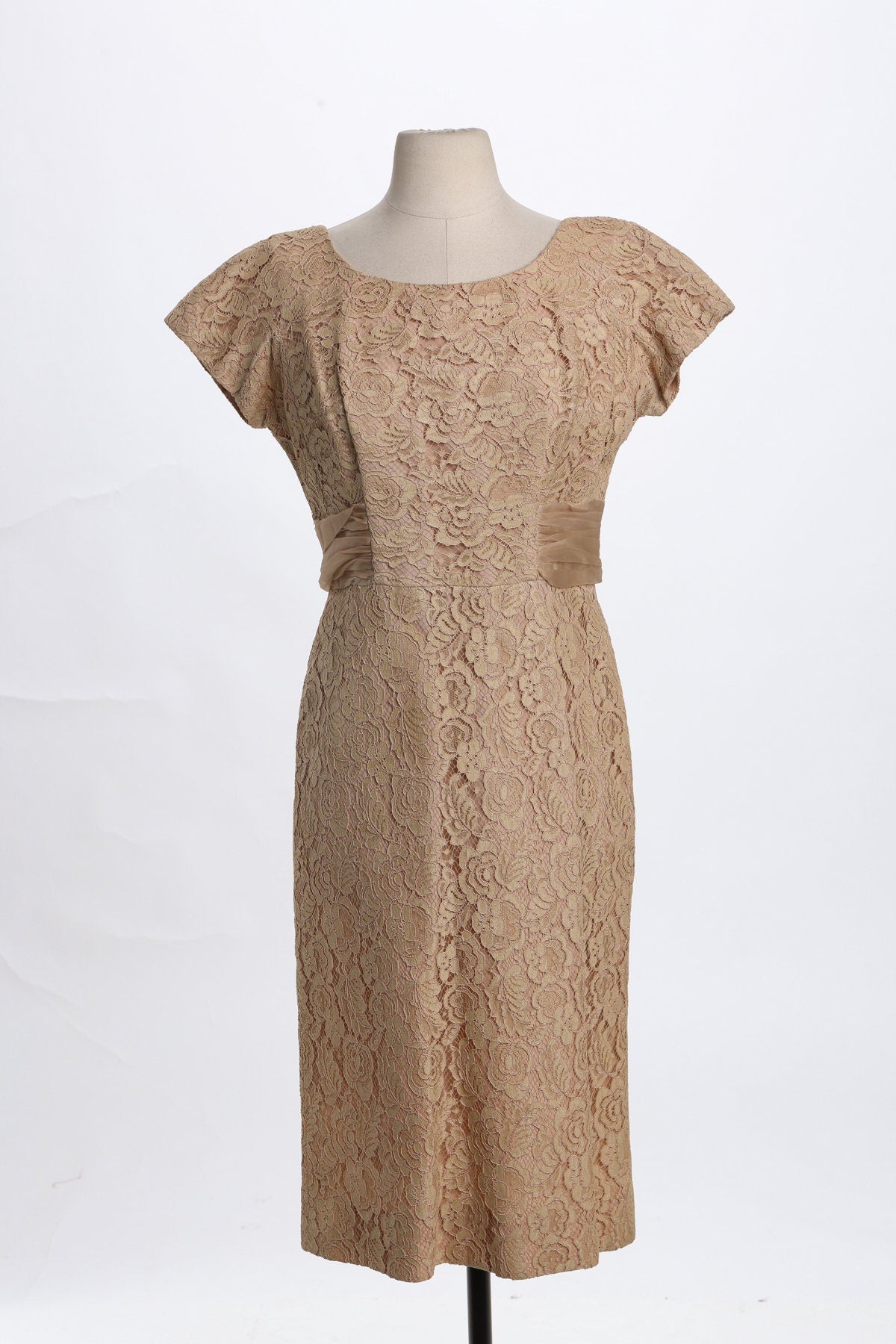 50's Woman Beige Evening Dress with Floral Lace Details