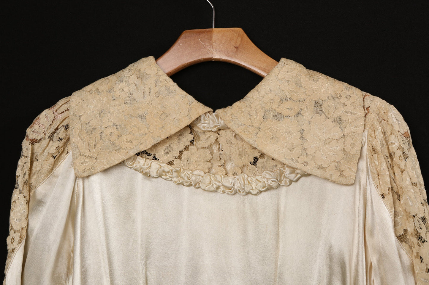 Vintage Beige Satin Dress with Shoulder Crochet and Sleeves Details - Era 60's - 70's