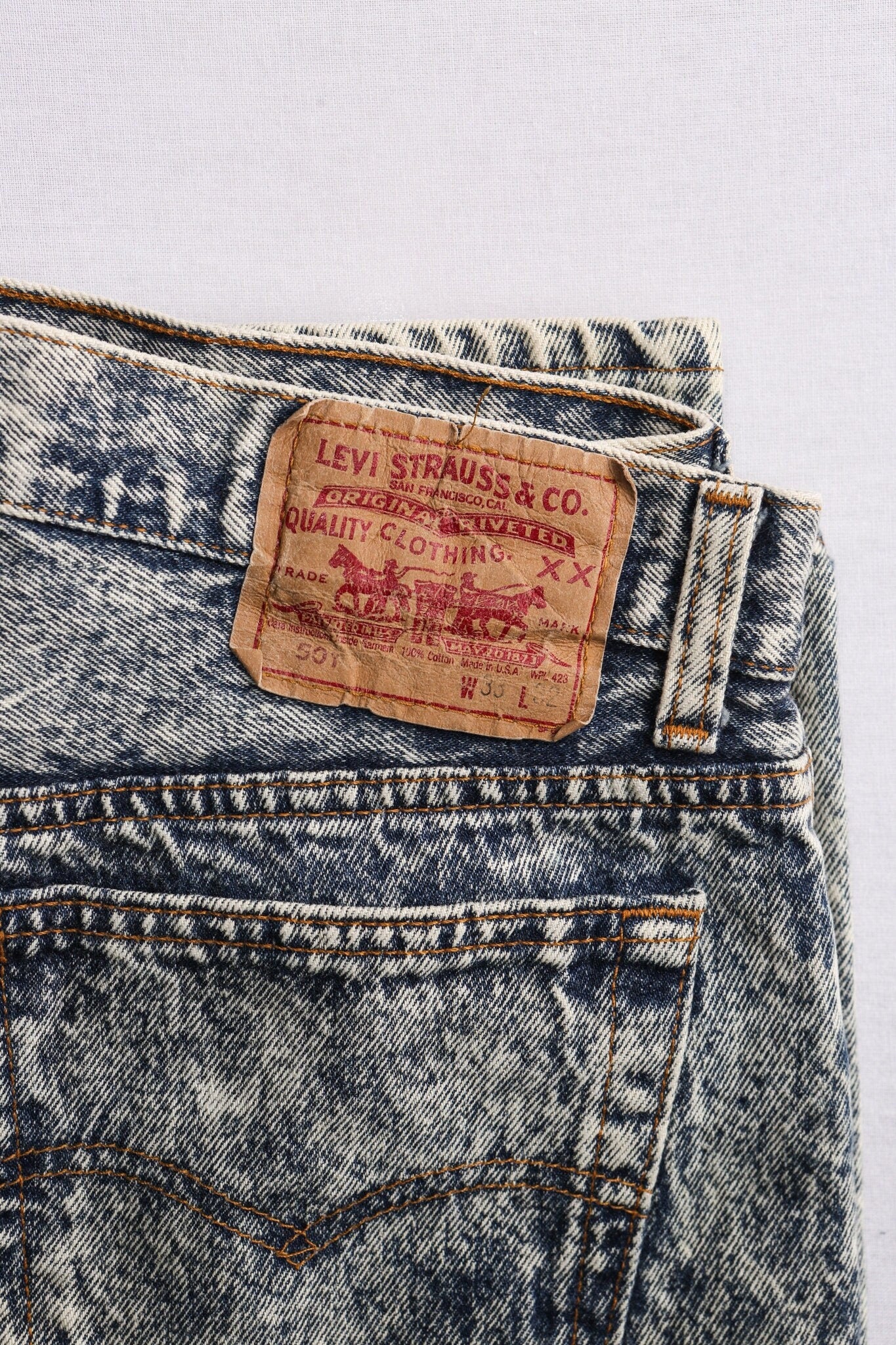 Stonewashed 90's levi's jeans 501 xx blue white men women high waist