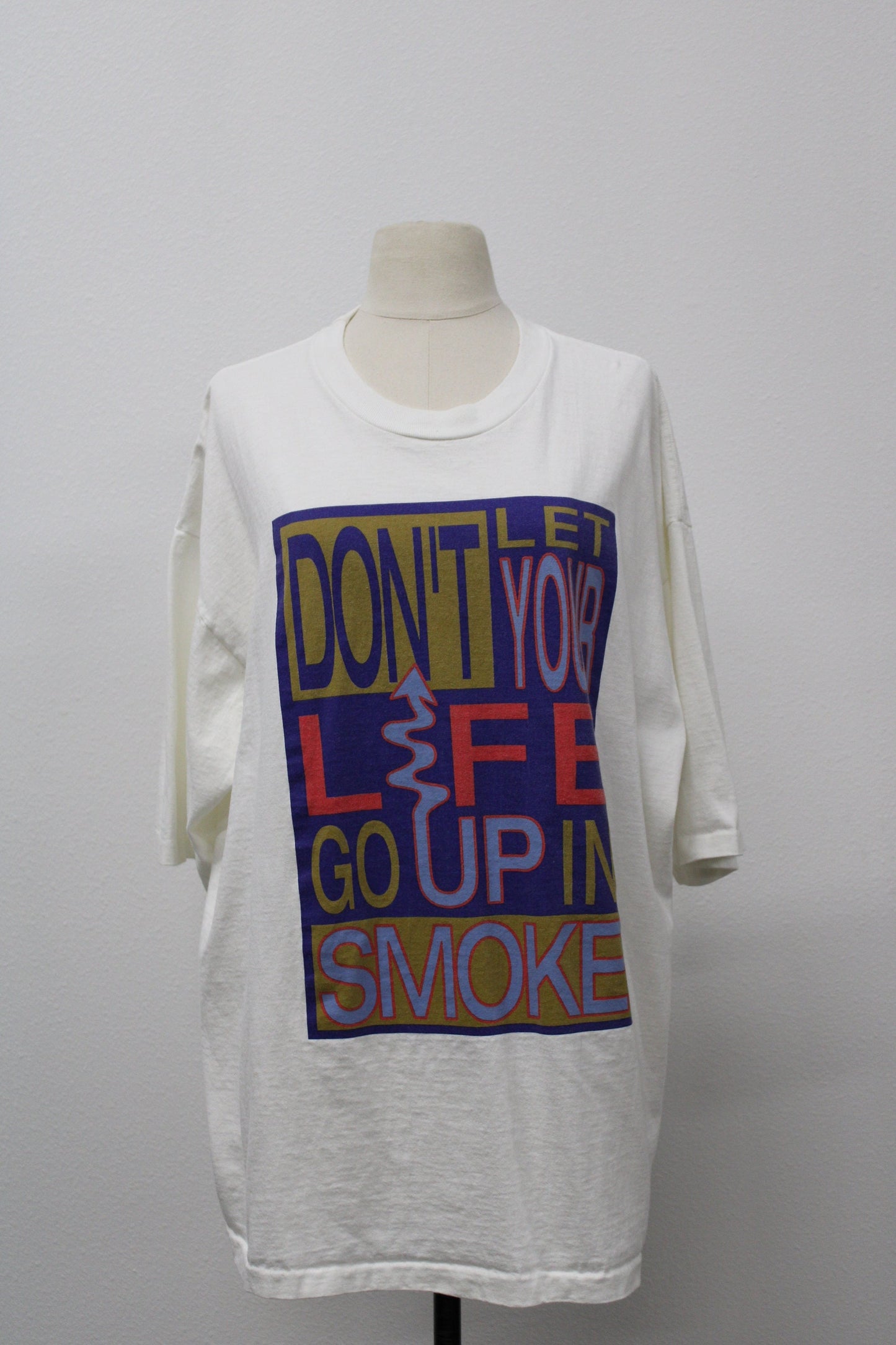 Cross colours graphic t-shirt white no smoke no drugs label print against