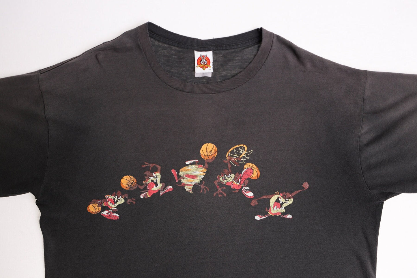 Vintage looney tunes baskbetball graphic t-shirt shirt devil tasmania taz black
