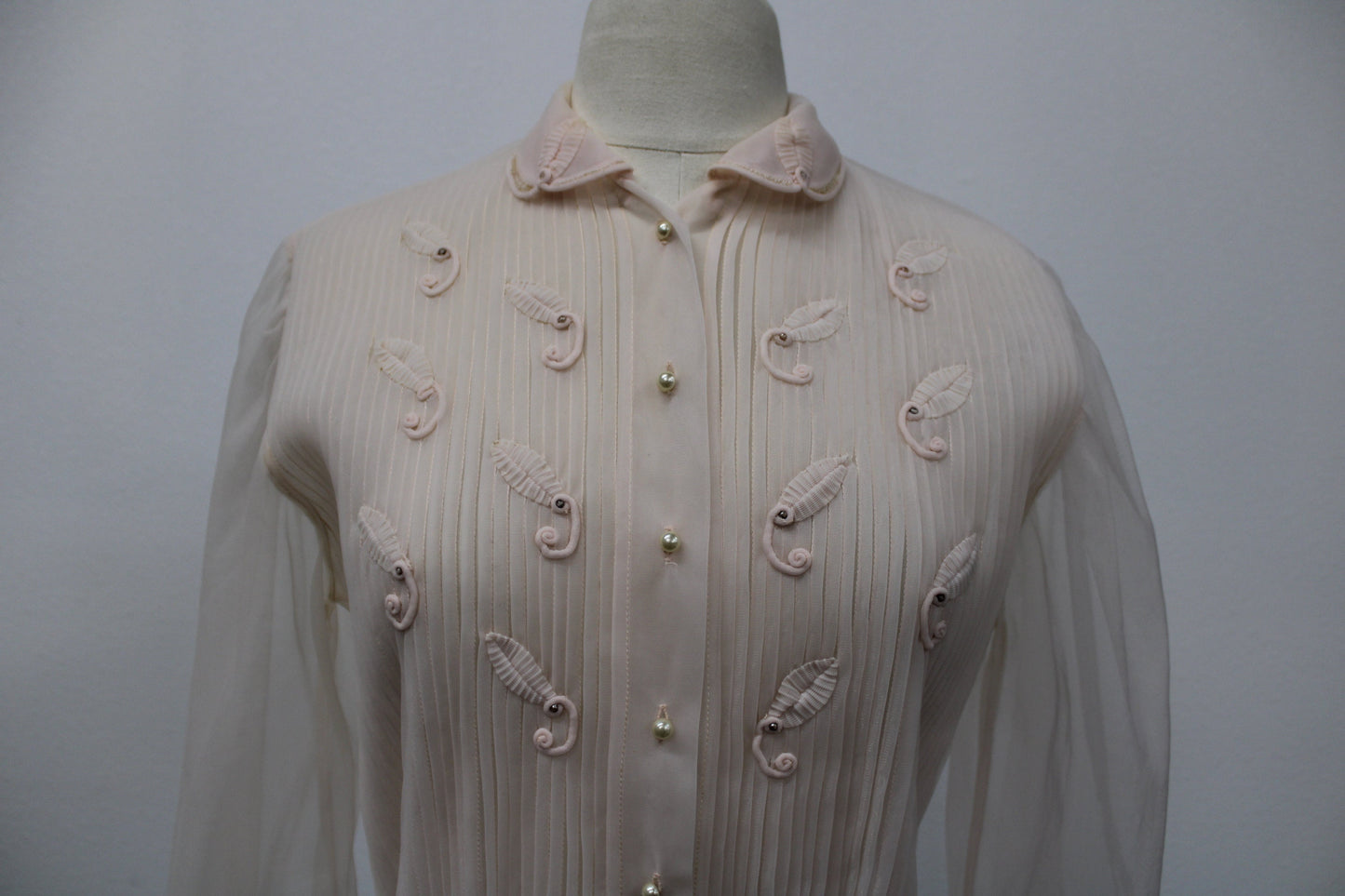 Vintage women 50's 40's blouse pink polyester nightgown casual pearl button