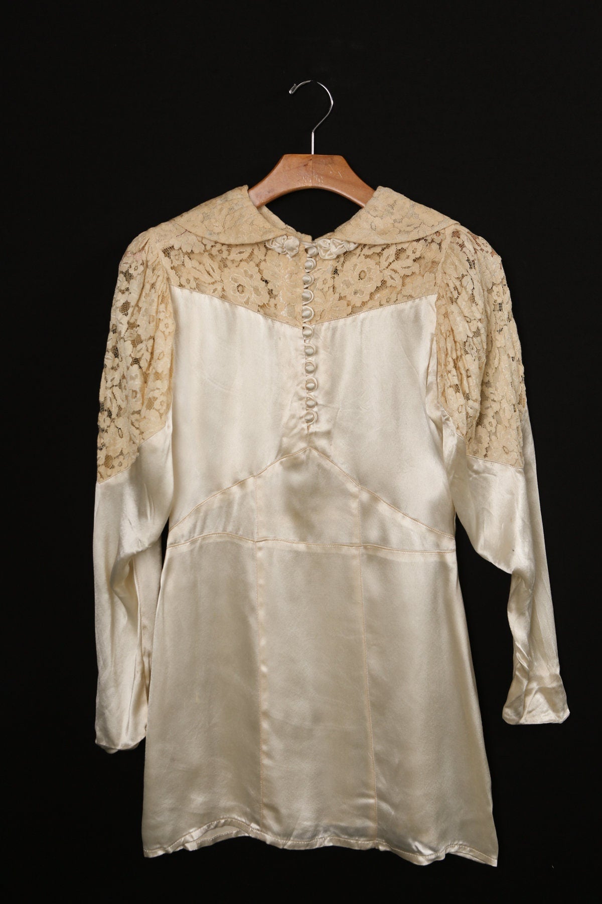 Vintage Beige Satin Dress with Shoulder Crochet and Sleeves Details - Era 60's - 70's