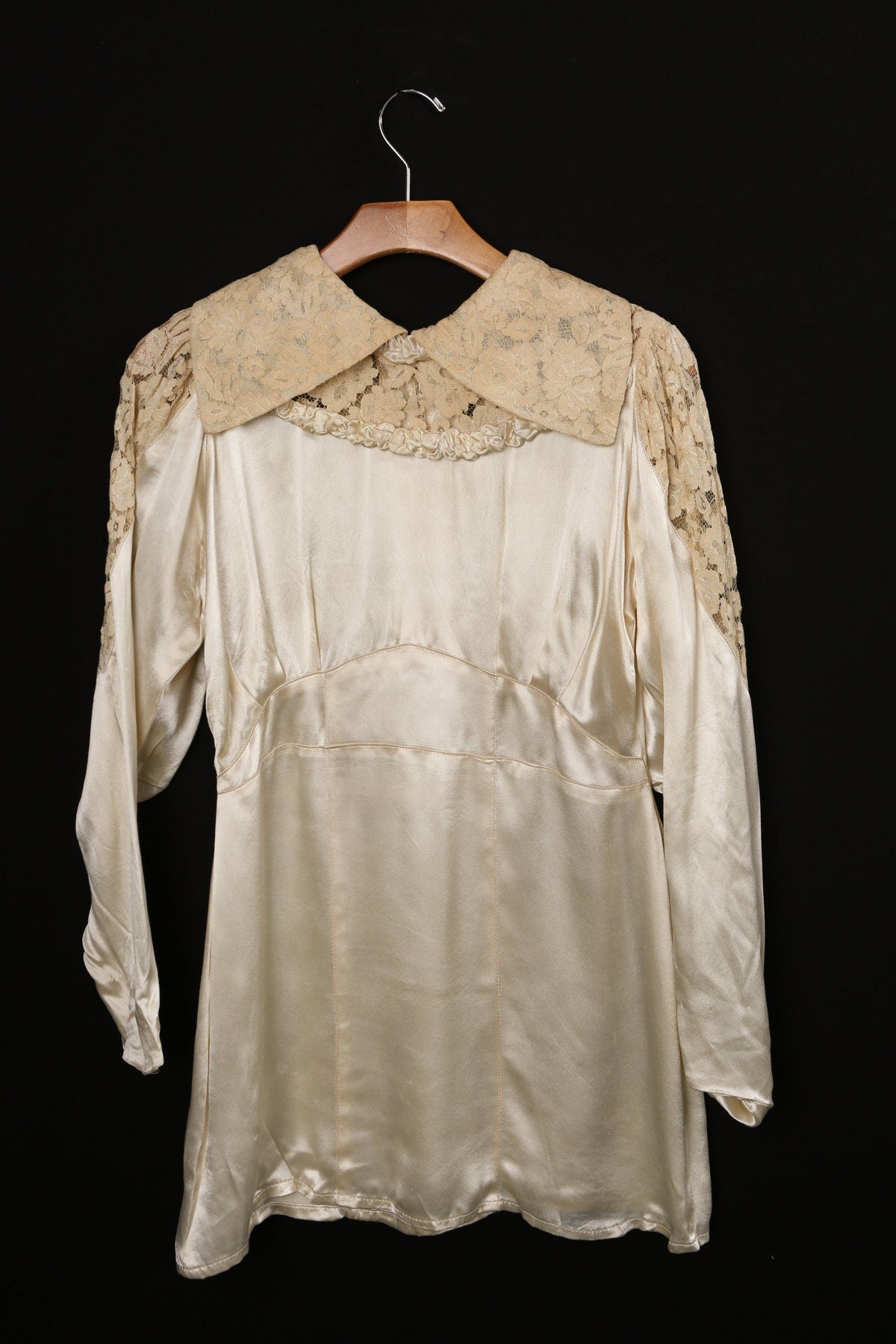 Vintage Beige Satin Dress with Shoulder Crochet and Sleeves Details - Era 60's - 70's