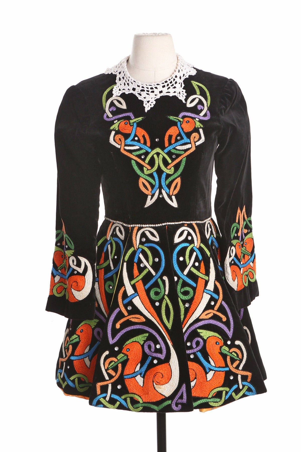 Vintage Black Velvet Dress with Embroidered Details - Era (50's - 60's)