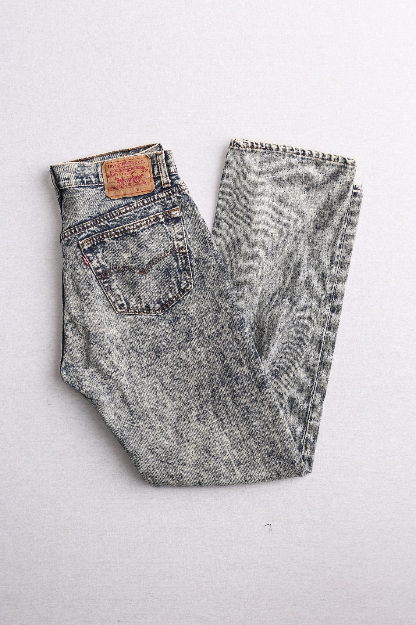 Stonewashed 90's levi's jeans 501 xx blue white men women high waist
